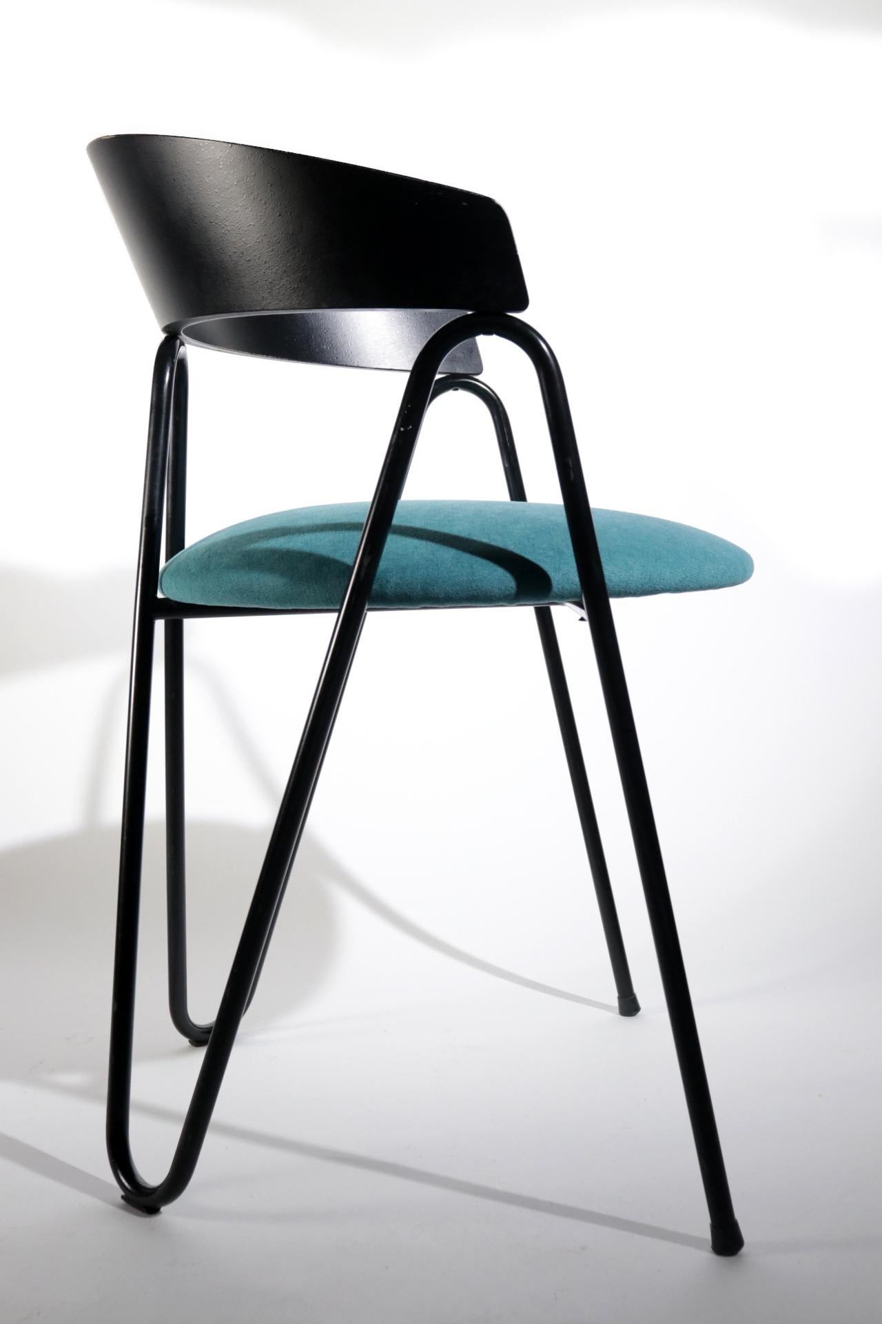 5 sillas de estilo Memphis Milano, recién tapizadas con una bonita tela de color azul verdoso.
Estructura de metal revestido de negro y respaldo de madera.