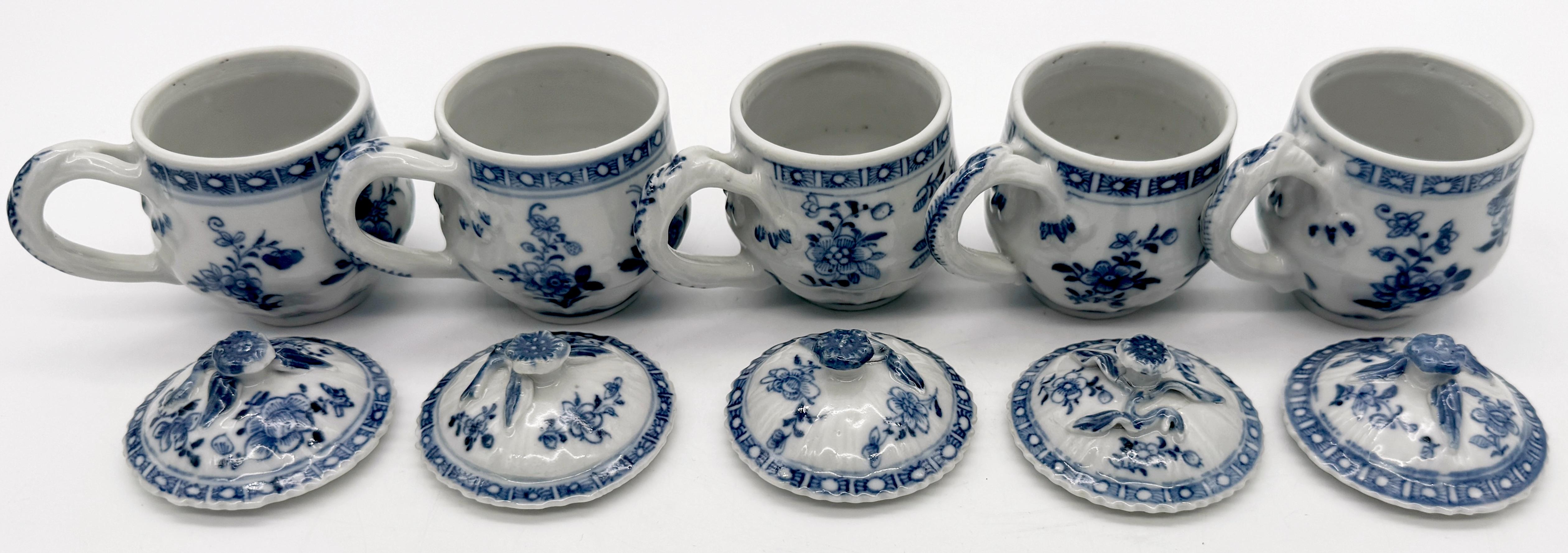 5 Tazas y Tapas de Silabario Floral Azul y Blanco de la Dinastía Qing, Qianlong en venta 3