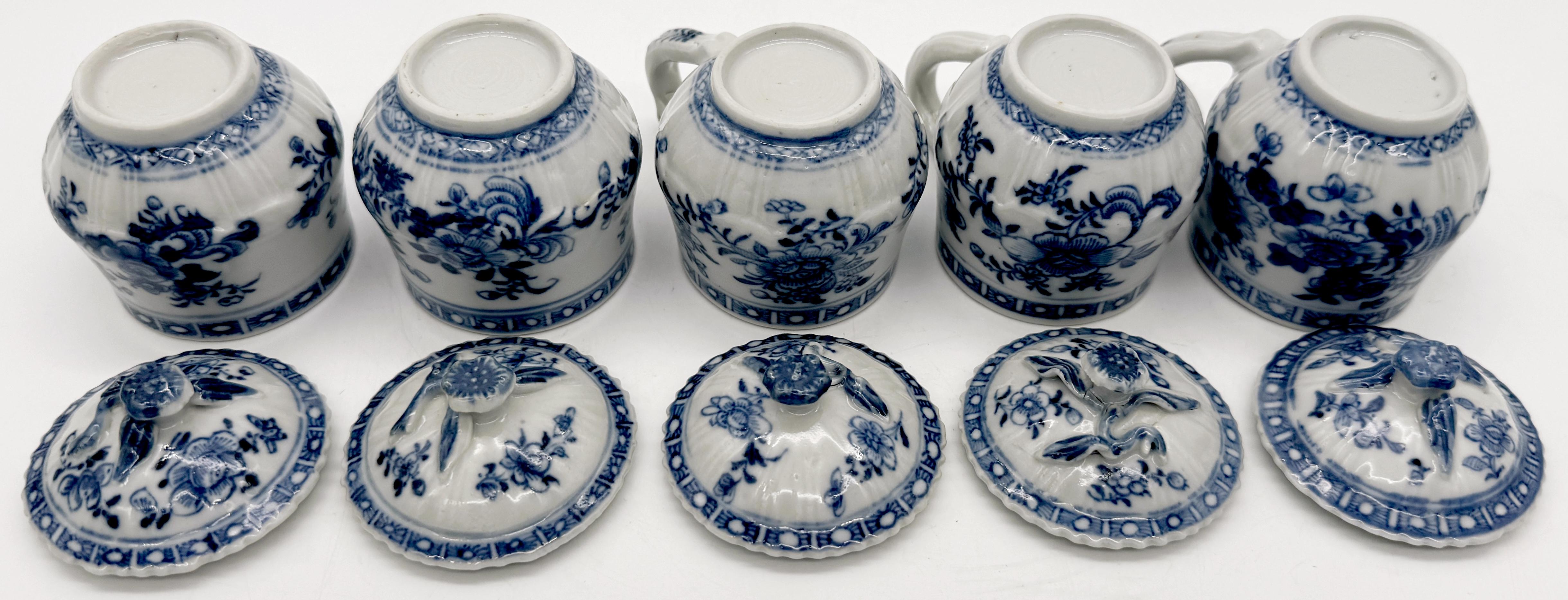 5 Tazas y Tapas de Silabario Floral Azul y Blanco de la Dinastía Qing, Qianlong en venta 4