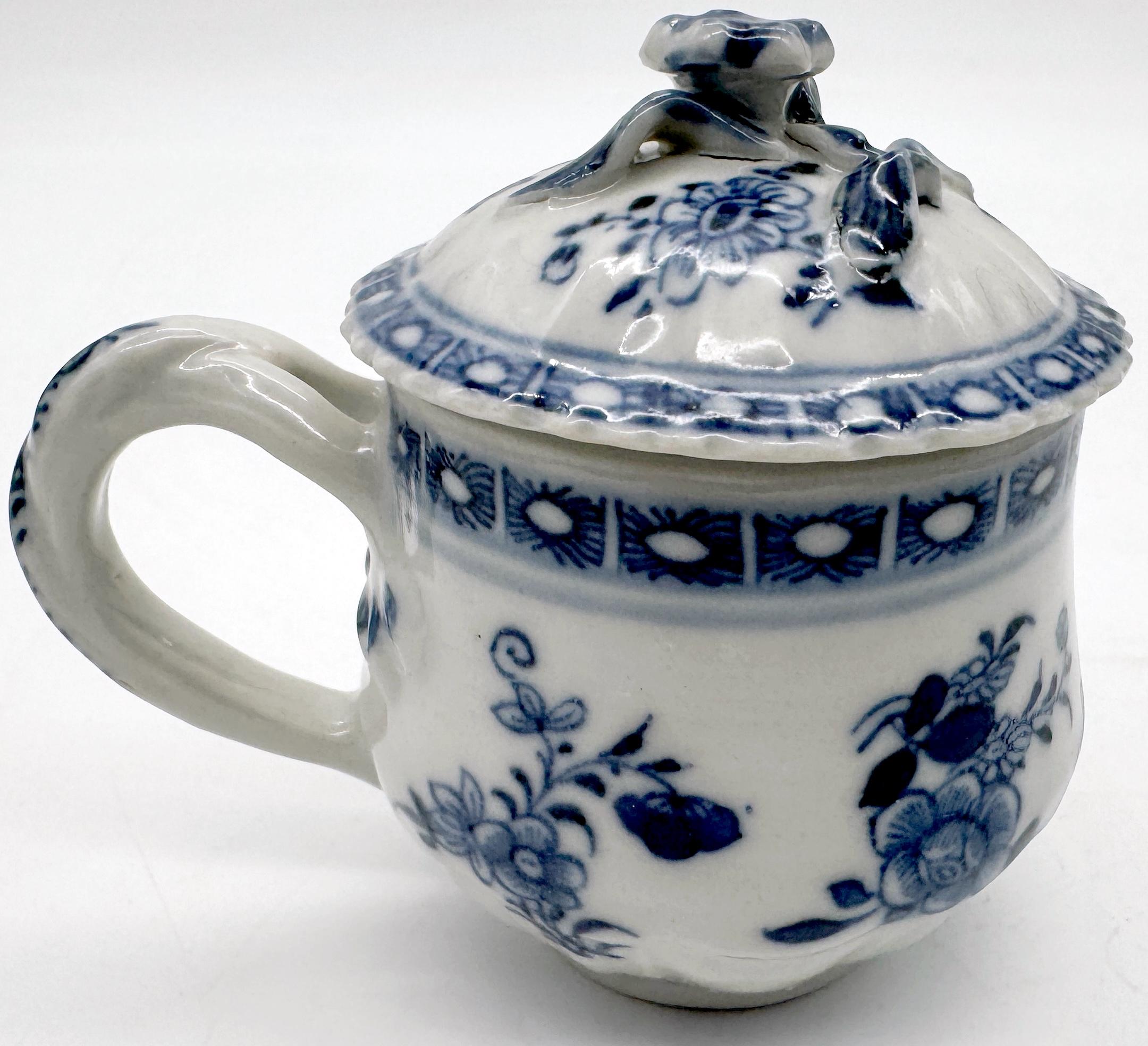 5 Tazas y Tapas de Silabario Floral Azul y Blanco de la Dinastía Qing, Qianlong en venta 5