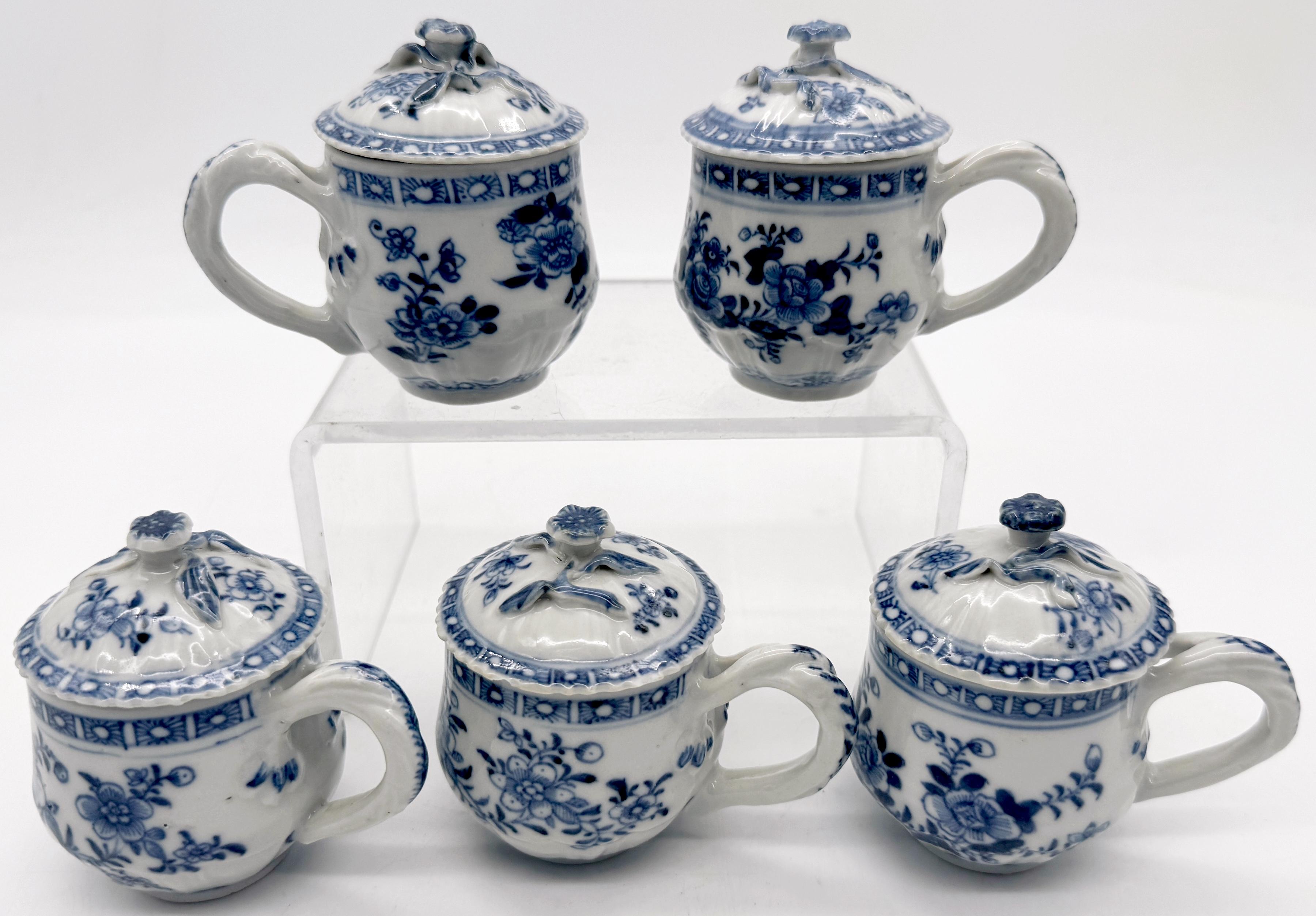 Juego de cinco tazas y tapas de silabeo azul y blanco de la dinastía Qing Qianlong 
Dinastía Qing, Qianlong (1736-95)

Raro y exquisito juego de cinco tazas de silabeo azul y blanco con tapas a juego. Cada taza está bellamente decorada con motivos