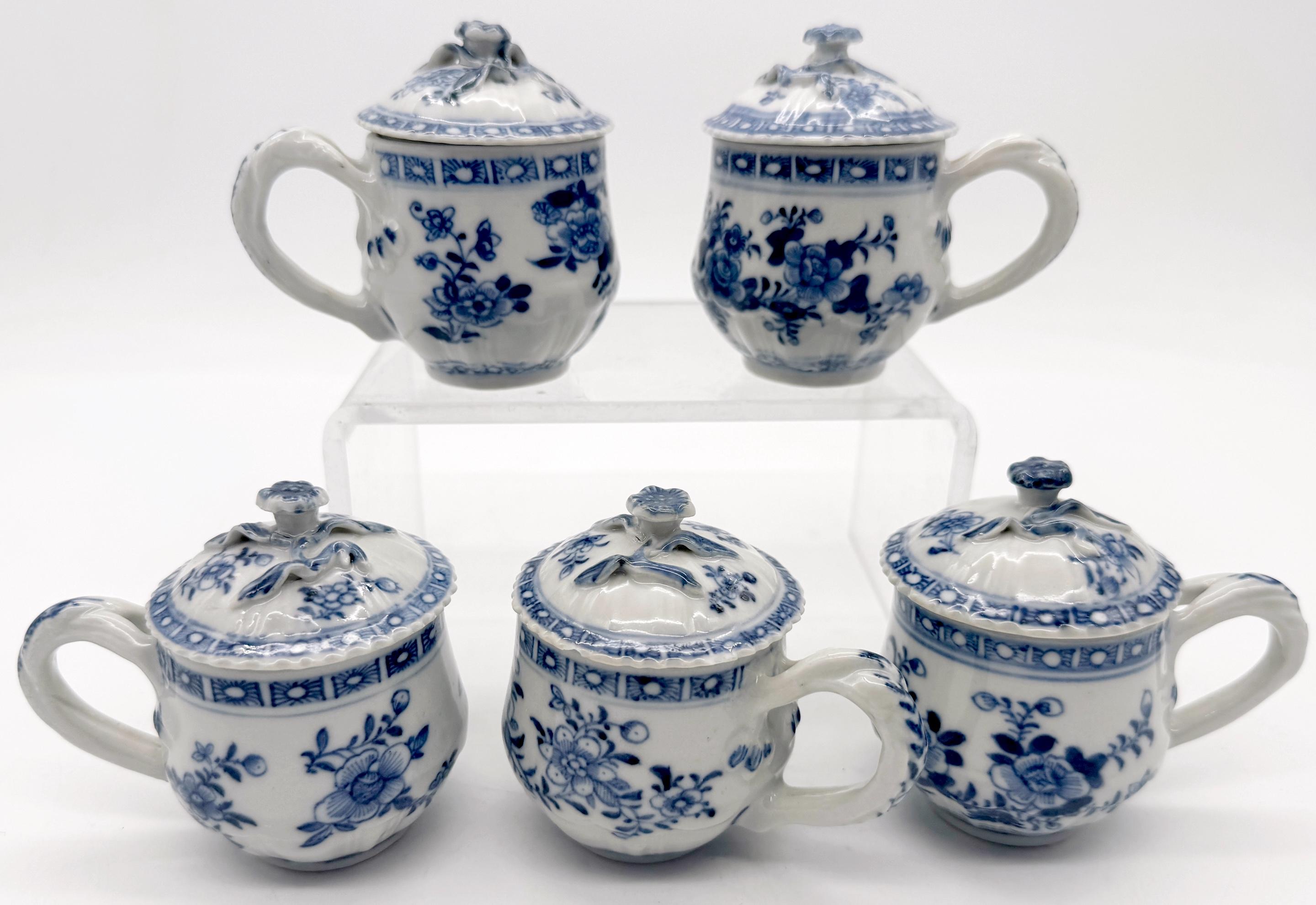5 Tazas y Tapas de Silabario Floral Azul y Blanco de la Dinastía Qing, Qianlong Chino en venta