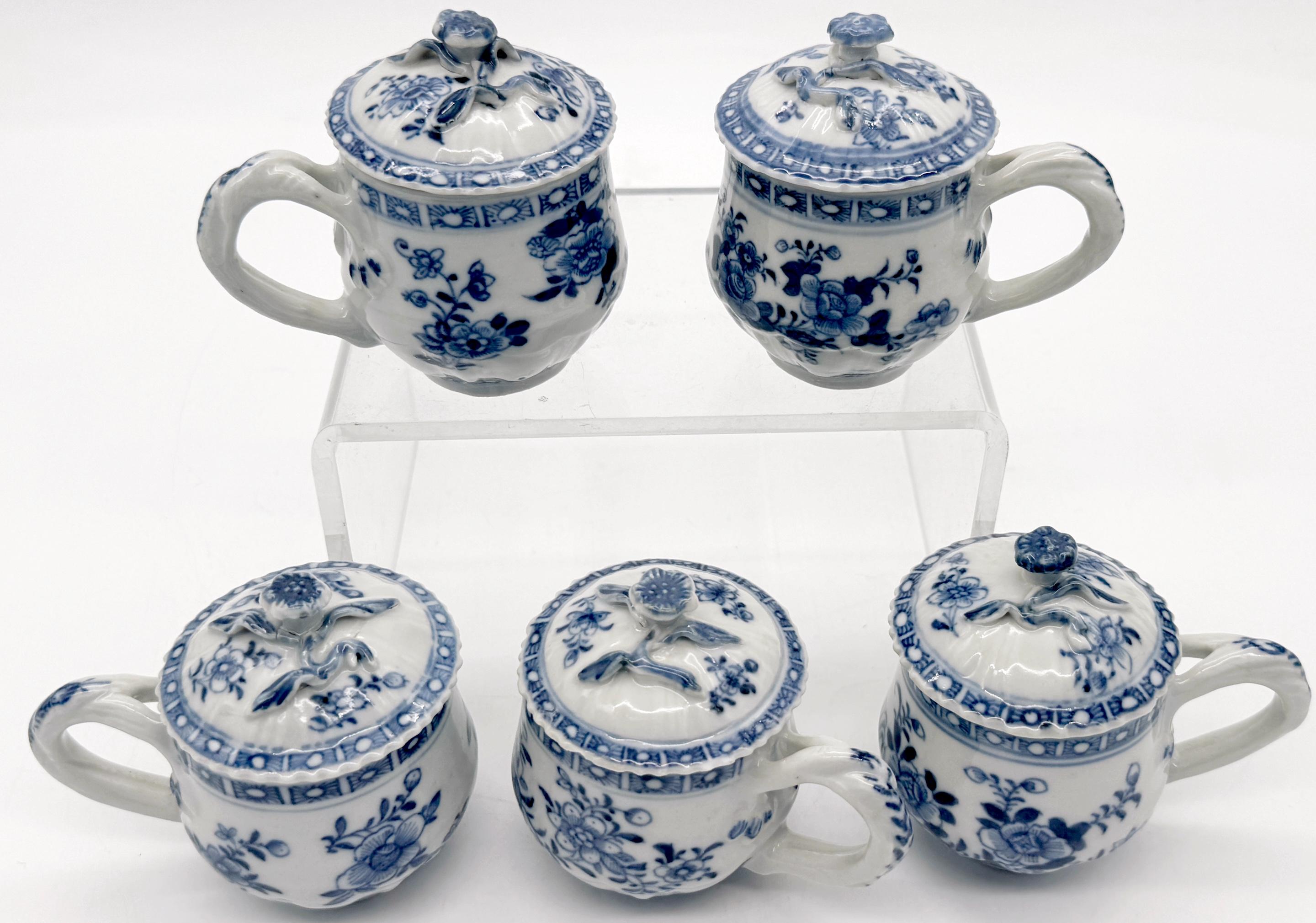 5 Tazas y Tapas de Silabario Floral Azul y Blanco de la Dinastía Qing, Qianlong en Bueno estado para la venta en West Palm Beach, FL