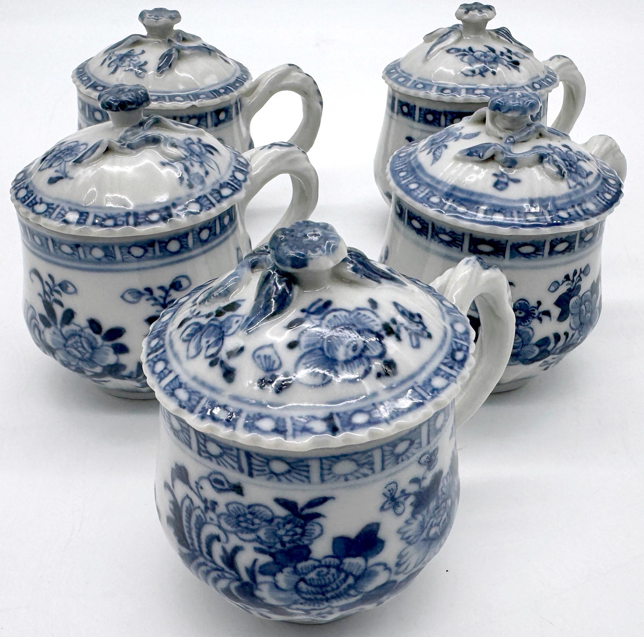 5 Tazas y Tapas de Silabario Floral Azul y Blanco de la Dinastía Qing, Qianlong siglo XVIII y antes en venta