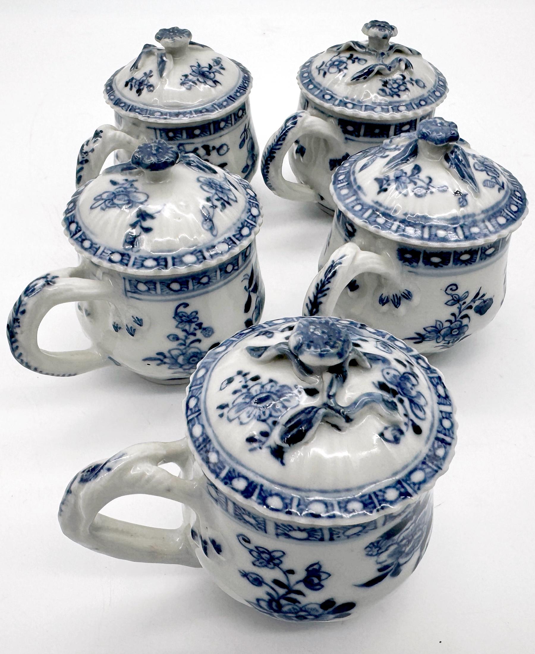 5 Tazas y Tapas de Silabario Floral Azul y Blanco de la Dinastía Qing, Qianlong Porcelana en venta