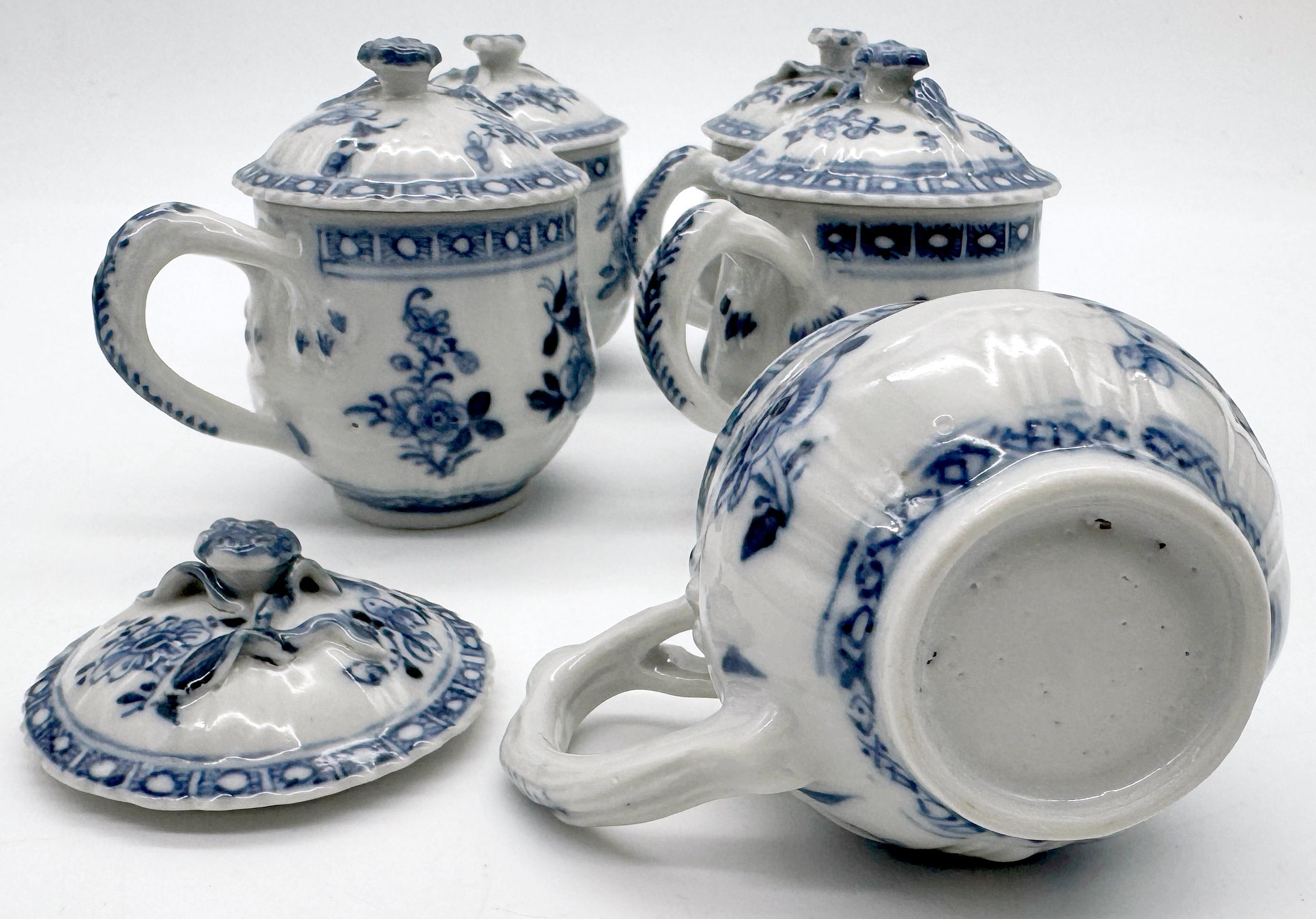 5 Tazas y Tapas de Silabario Floral Azul y Blanco de la Dinastía Qing, Qianlong en venta 1
