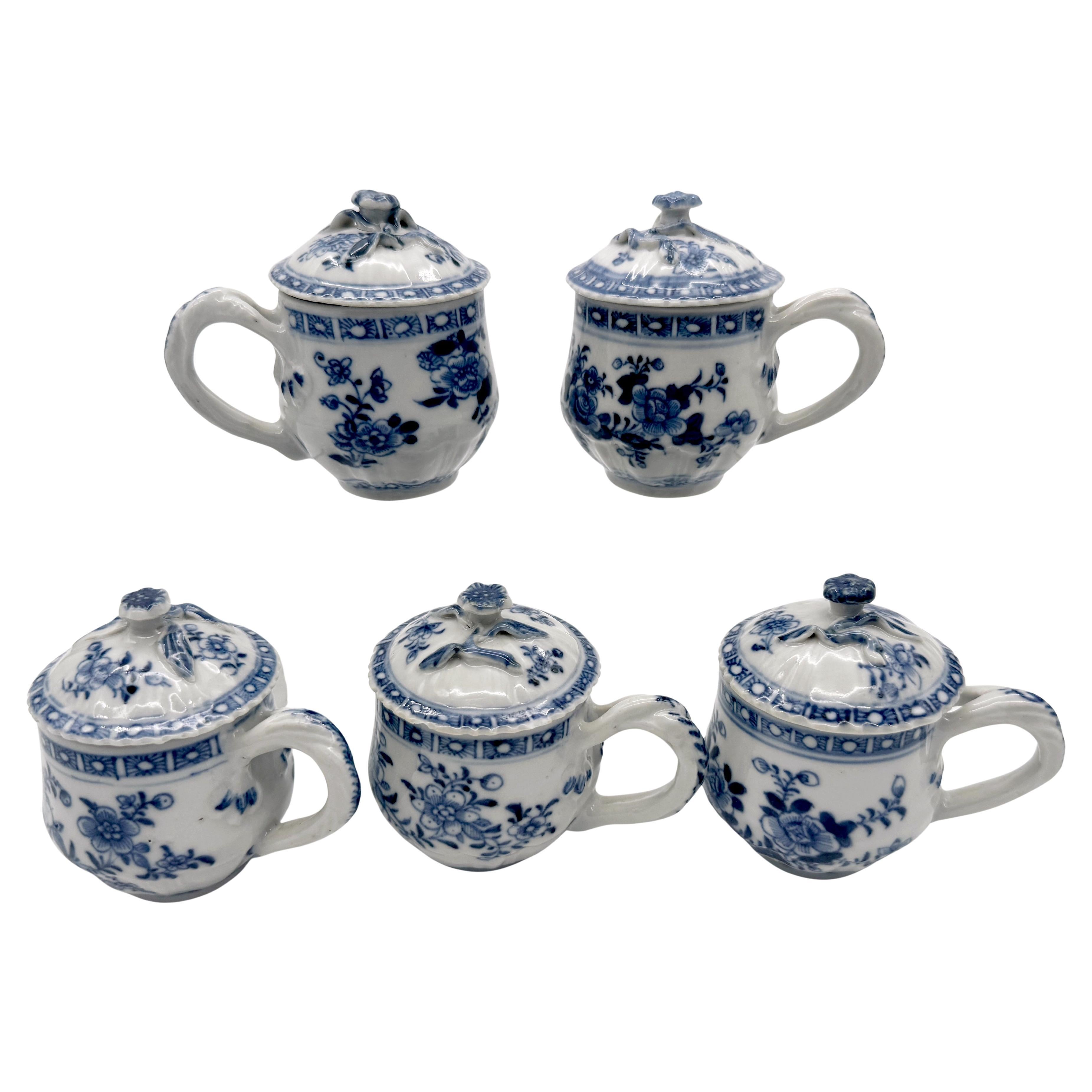 5 Tazas y Tapas de Silabario Floral Azul y Blanco de la Dinastía Qing, Qianlong en venta