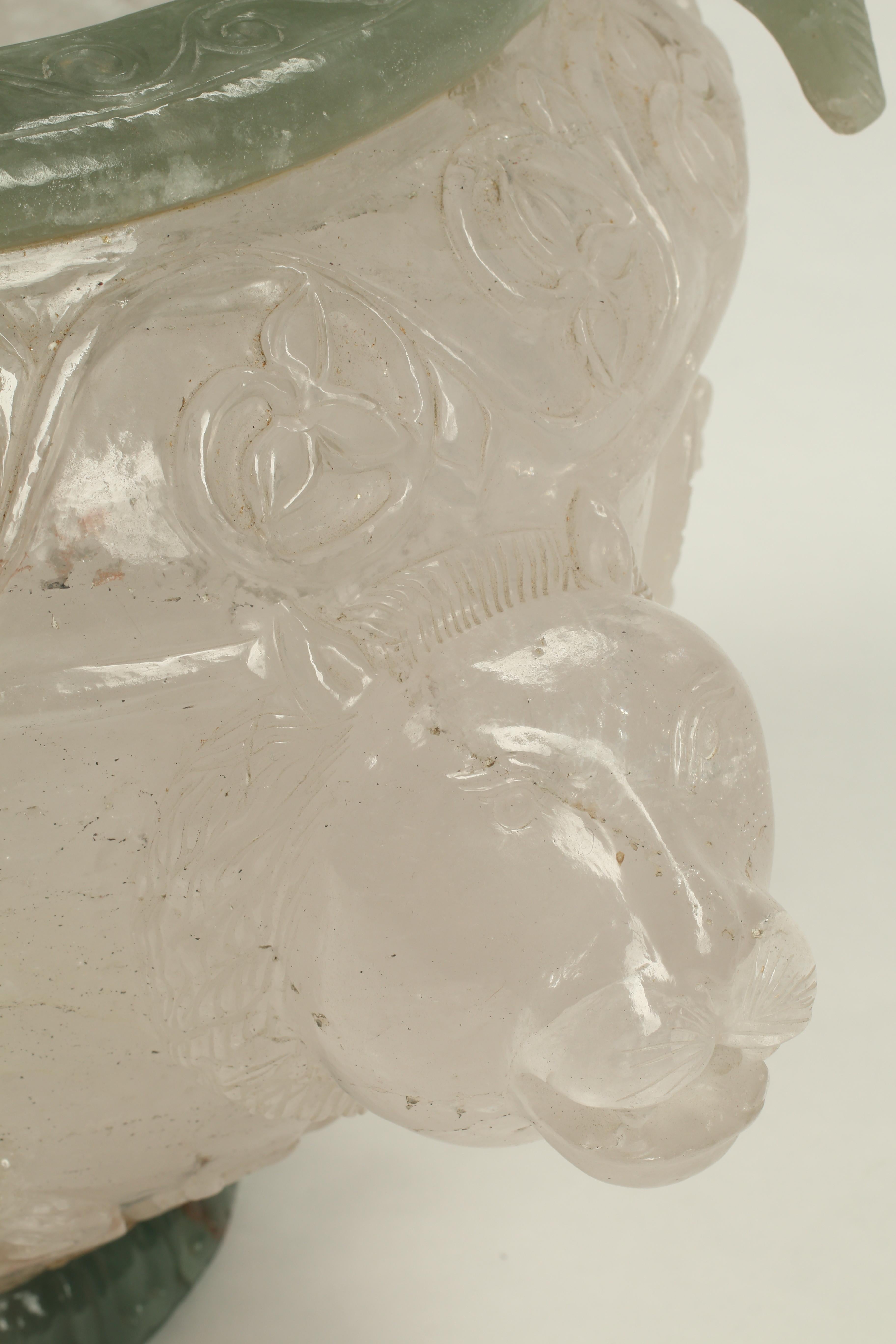 Sculpté à la main Urne en cristal de roche et jaspe vert, 20e siècle continental en vente