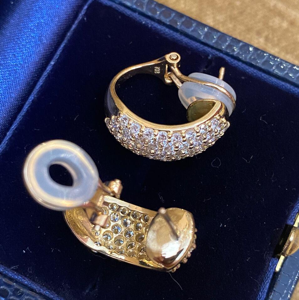 Taille ronde Boucles d'oreilles demi-cercles en or jaune 18 carats avec 5 rangées de diamants pavés d'un poids total de 2,74 carats en vente