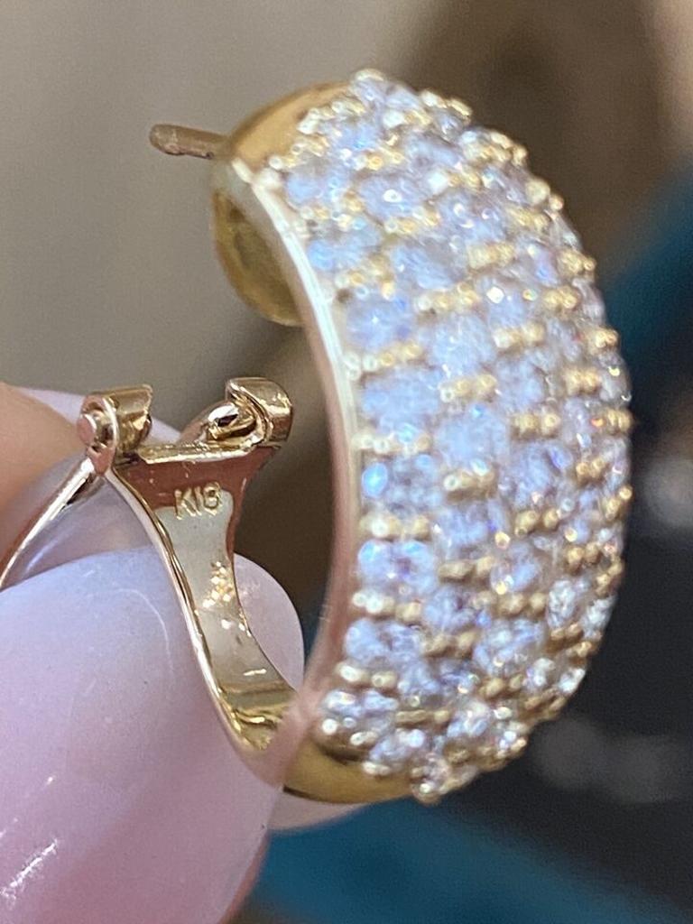 Boucles d'oreilles demi-cercles en or jaune 18 carats avec 5 rangées de diamants pavés d'un poids total de 2,74 carats Excellent état - En vente à La Jolla, CA