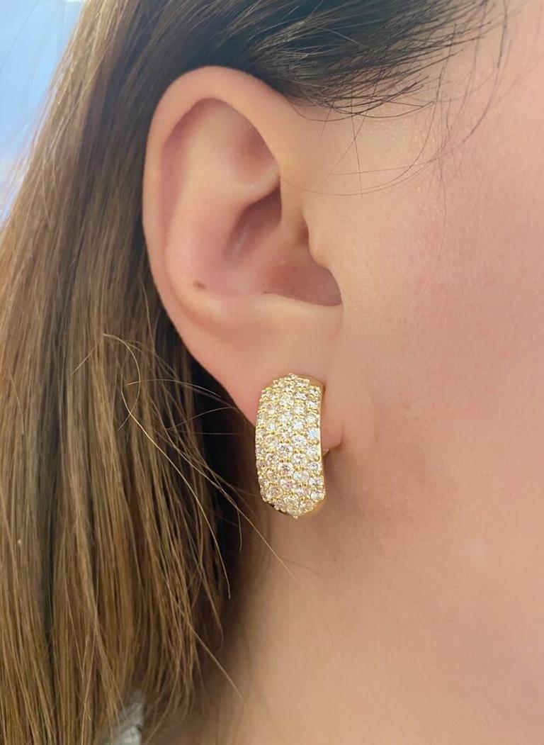 Boucles d'oreilles demi-cercles en or jaune 18 carats avec 5 rangées de diamants pavés d'un poids total de 2,74 carats Pour femmes en vente
