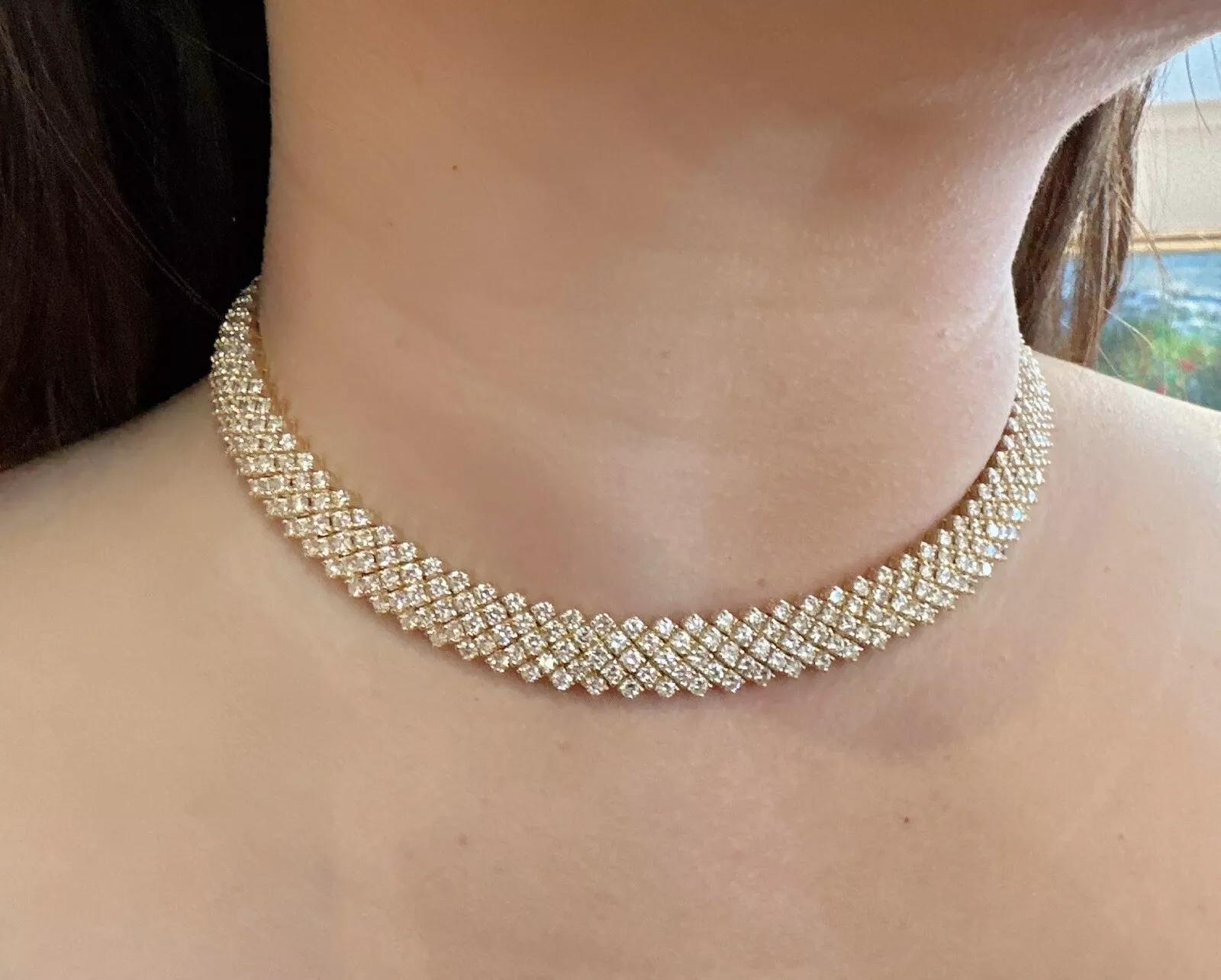 Collana a 5 file di diamanti rotondi con peso totale di 28,17 carati in oro giallo 18k

La collana Choker con diamanti presenta 5 file di diamanti tondi brillanti naturali per un peso totale di 28,17 carati, incastonati in oro giallo 18k. La collana