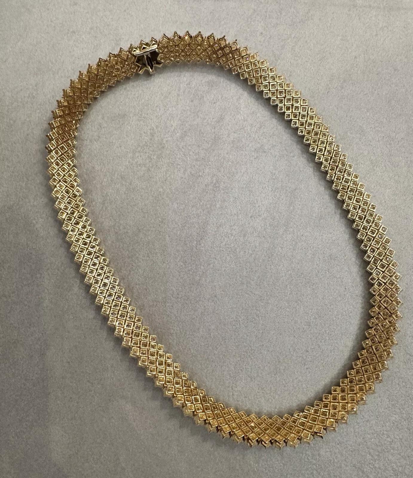 Donna Collana a 5 file di diamanti rotondi con peso totale di 28,17 carati in oro giallo 18k in vendita