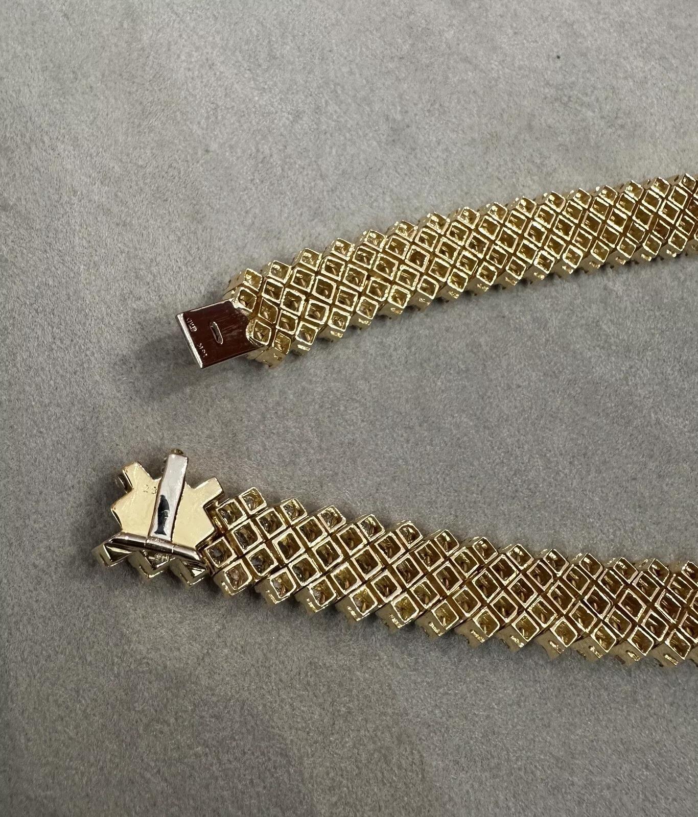 Collana a 5 file di diamanti rotondi con peso totale di 28,17 carati in oro giallo 18k in vendita 1