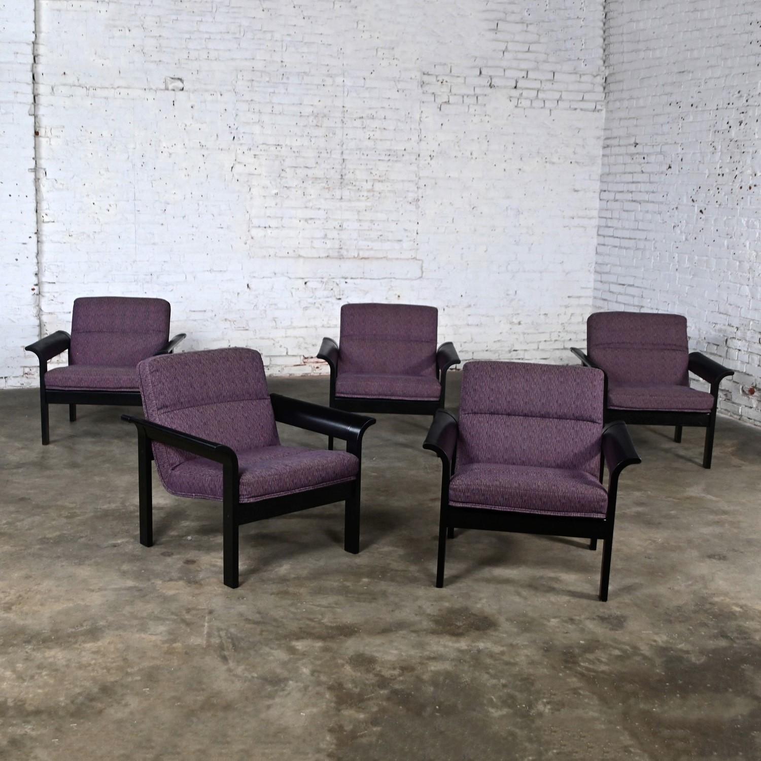 Fabelhaftes dänisches modernes Set von 5 schwarz lackierten Bugholzstühlen aus blonder Eiche, gepolstert mit lila Stoff, entworfen von Rud Thygesen & Johnny Sorensen, hergestellt von Magnus Olesen, vertrieben von Rudd International. CIRCA, Ende des