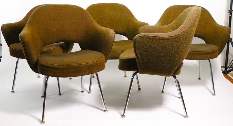 Iconic Saarinen design for Knoll executive arm chairs, circa 1970s. This chair is  in good, original condition, showing some cosmetic wear to fabric, usable as is, or can be reupholstered if you want a more polished look. 
 Measures: Total H 31 x