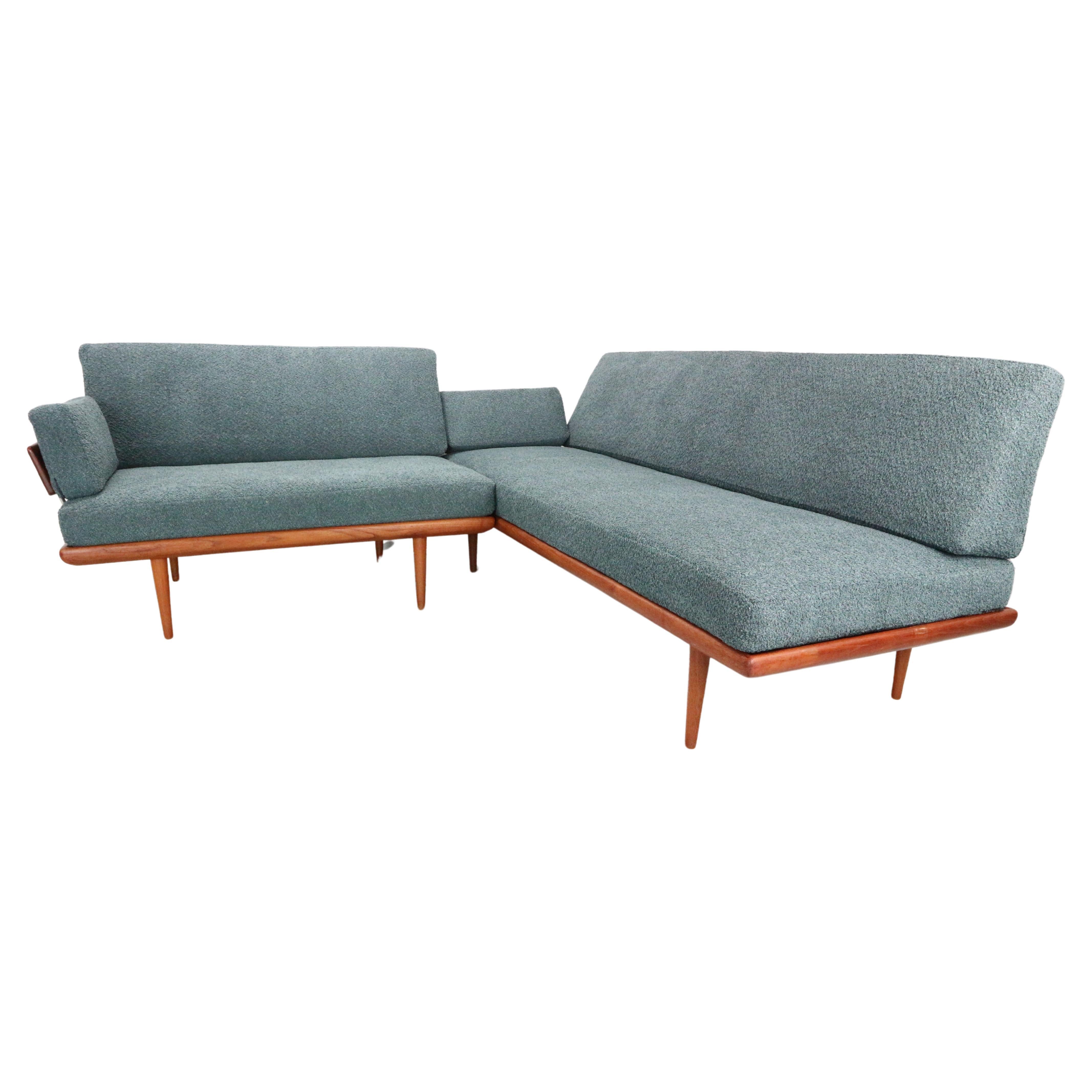 5-sitziges Sofa "MINERVA" von Peter Hvidt und Olga Molgaard Nielsen aus petrolfarbenem Bouclé