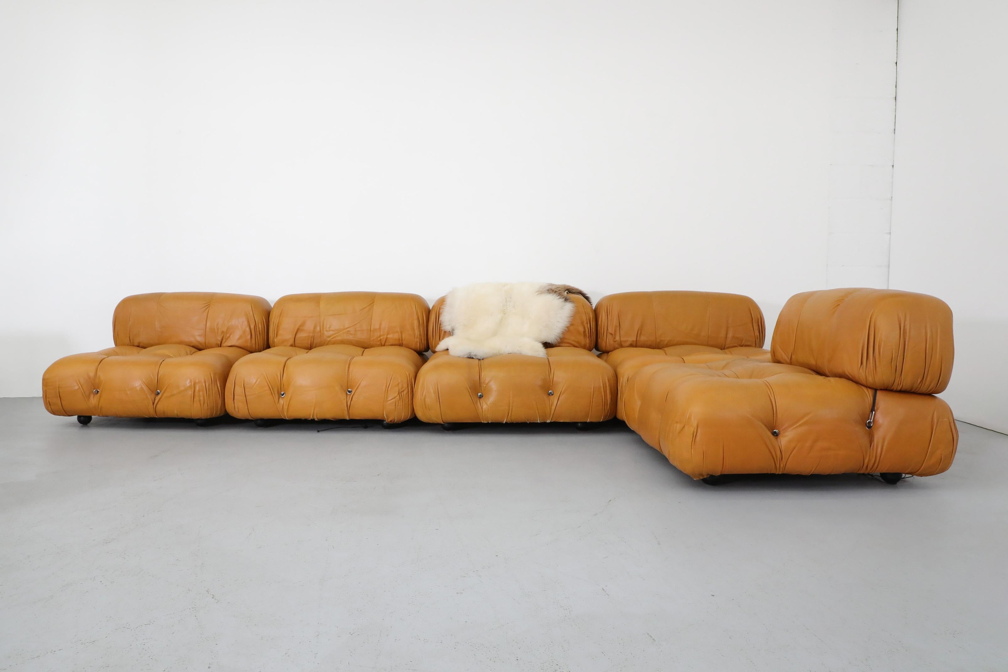 Canapé 'Camaleonda' à 5 sections par Mario Bellini pour B&B Italia en cuir caramel original. Conçu à l'origine en 1970 et commercialisé en 1972, Bellini a combiné deux termes qui décrivent avec précision la forme et l'objectif du canapé pour créer