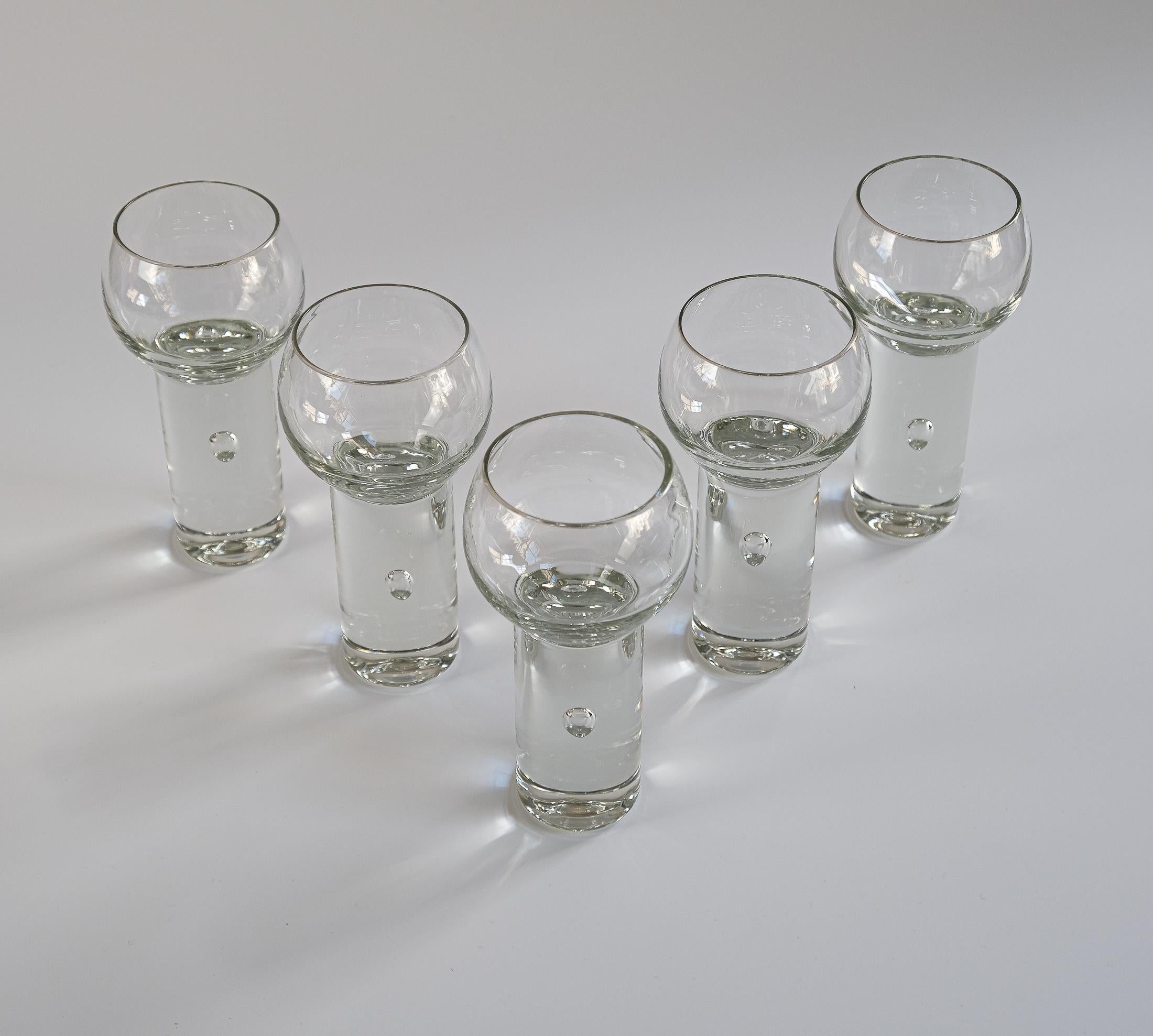 Nous proposons à la vente un superbe ensemble de cinq verres à vin/gobelets en cristal soufflé du milieu du siècle, dont le design est attribué à Sergio Asti, produits par V.I.T.A.C. (Vetreria Industria Toscana Articoli Cristallo) à Colle di Val