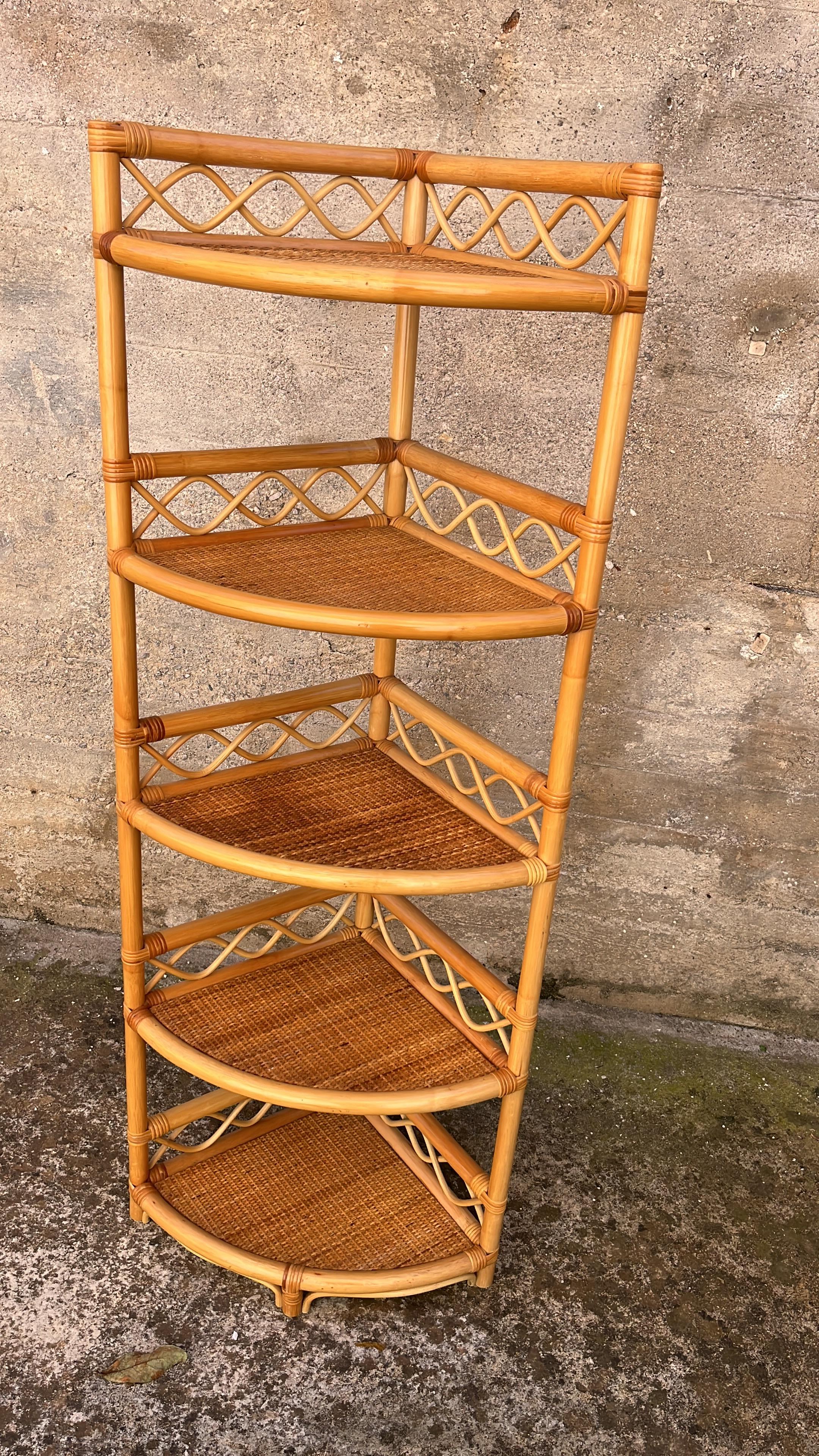 Meuble d'angle à 5 étagères en rotin et bambou, fabriqué en Italie, 1972 en vente 4