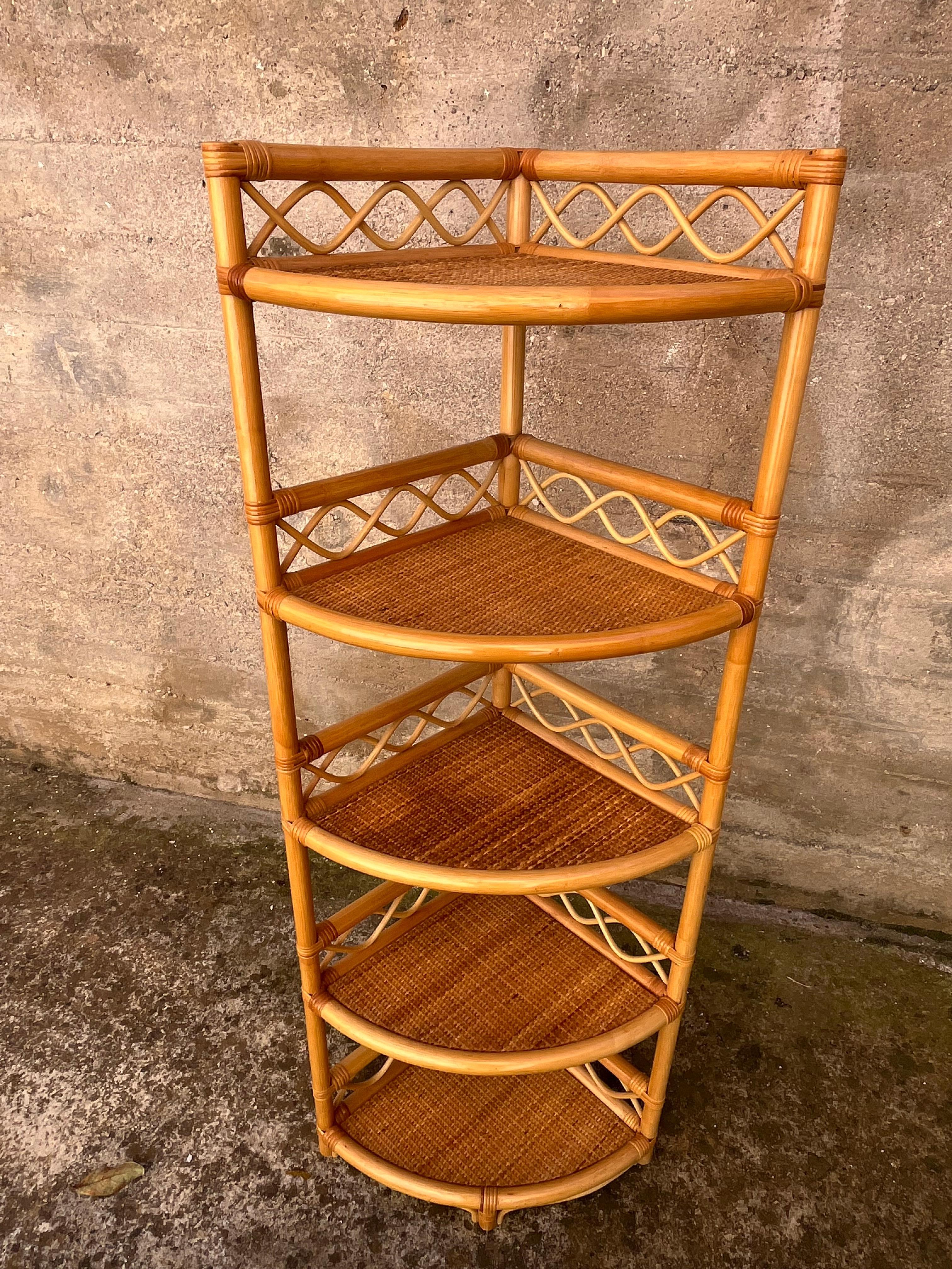 Meuble d'angle à 5 étagères en rotin et bambou, fabriqué en Italie, 1972
Unique et en excellent état.