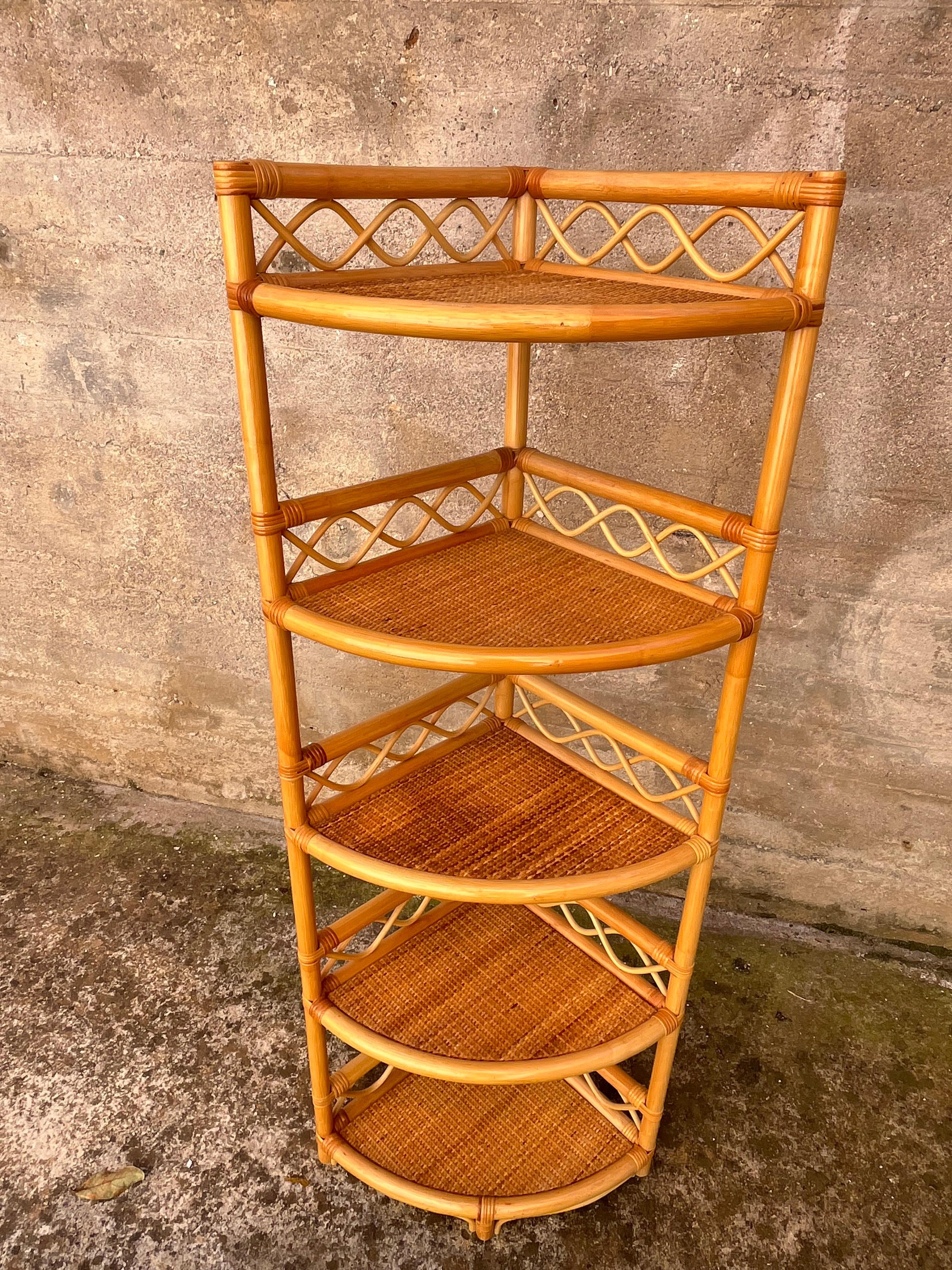 italien Meuble d'angle à 5 étagères en rotin et bambou, fabriqué en Italie, 1972 en vente
