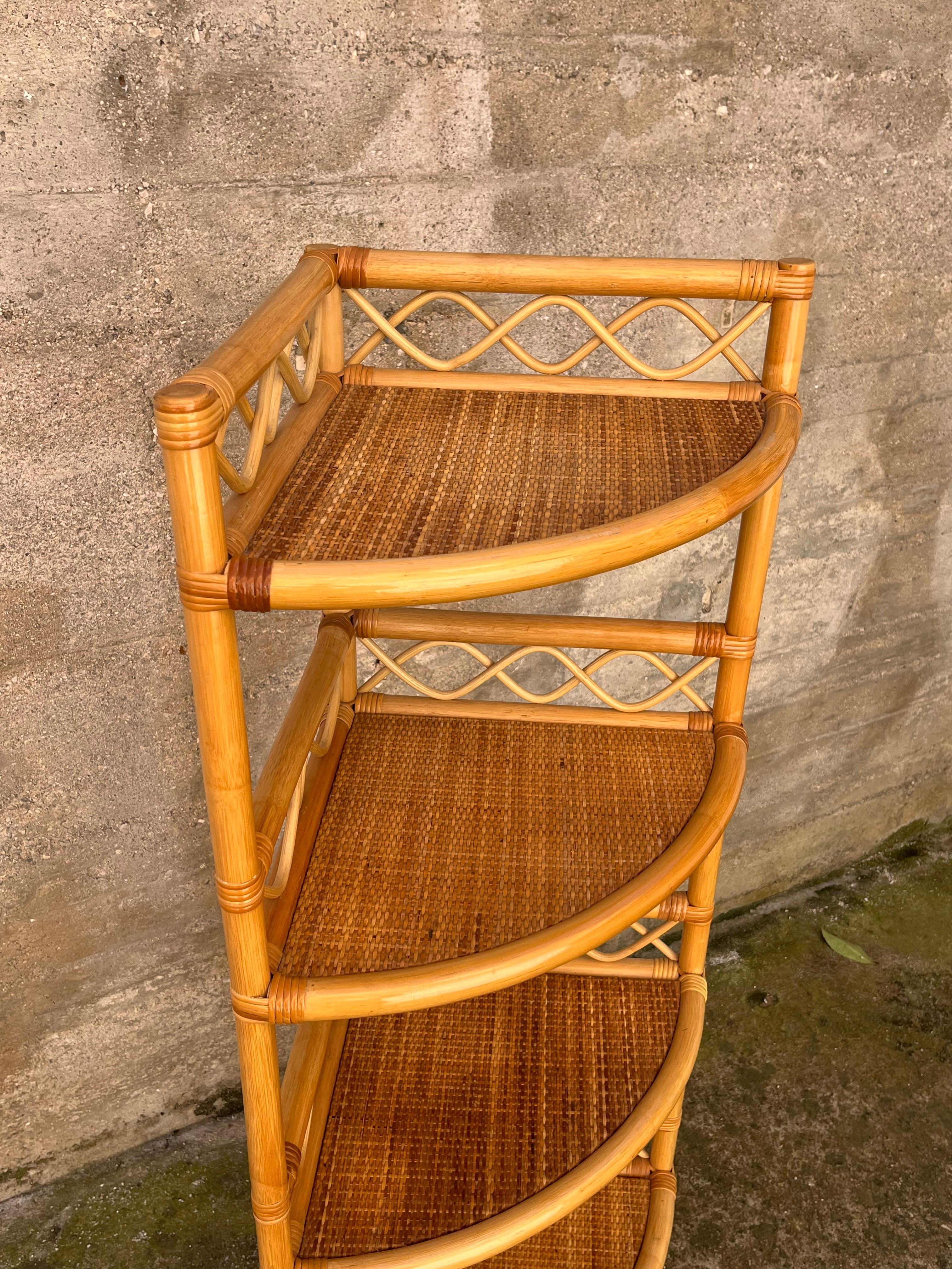 Meuble d'angle à 5 étagères en rotin et bambou, fabriqué en Italie, 1972 Bon état - En vente à Palermo, IT