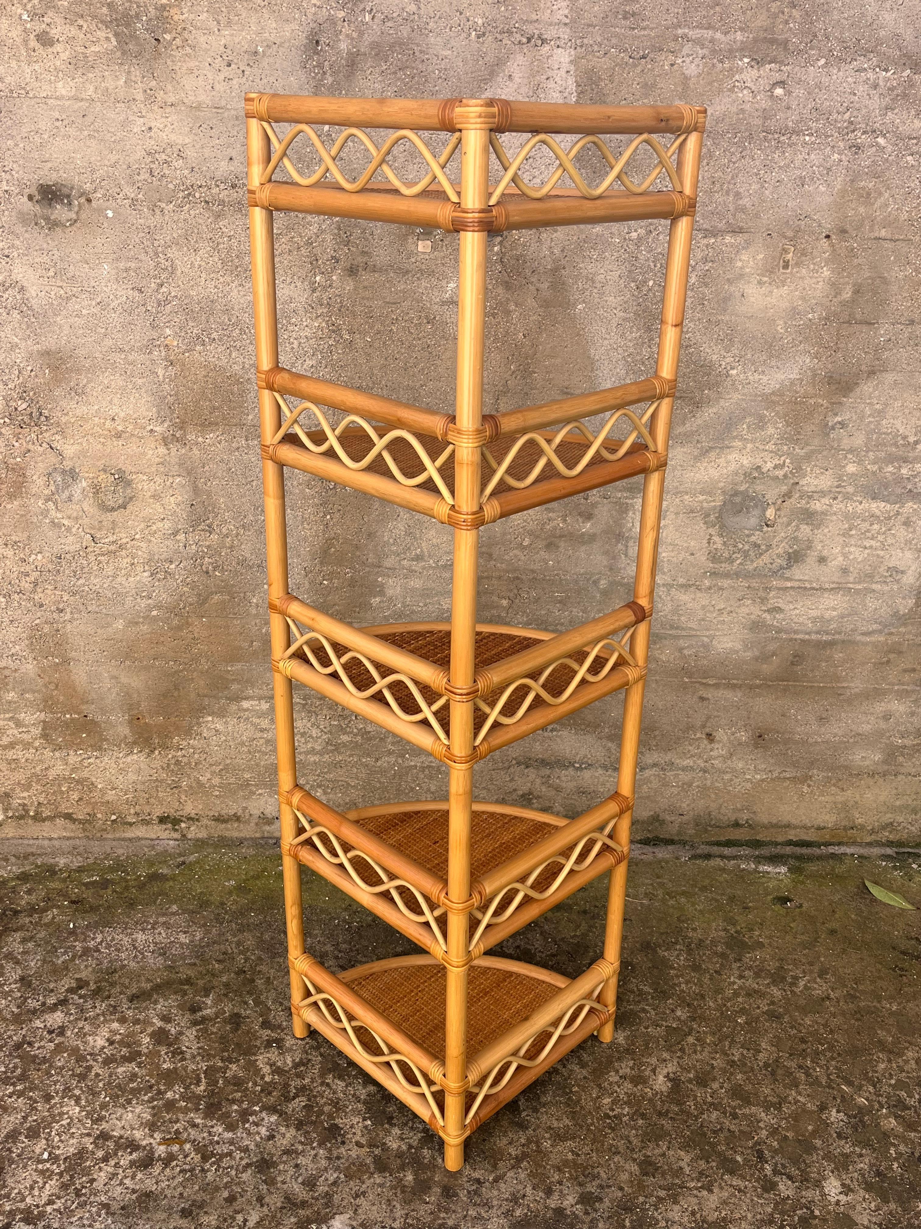 Bambou Meuble d'angle à 5 étagères en rotin et bambou, fabriqué en Italie, 1972 en vente