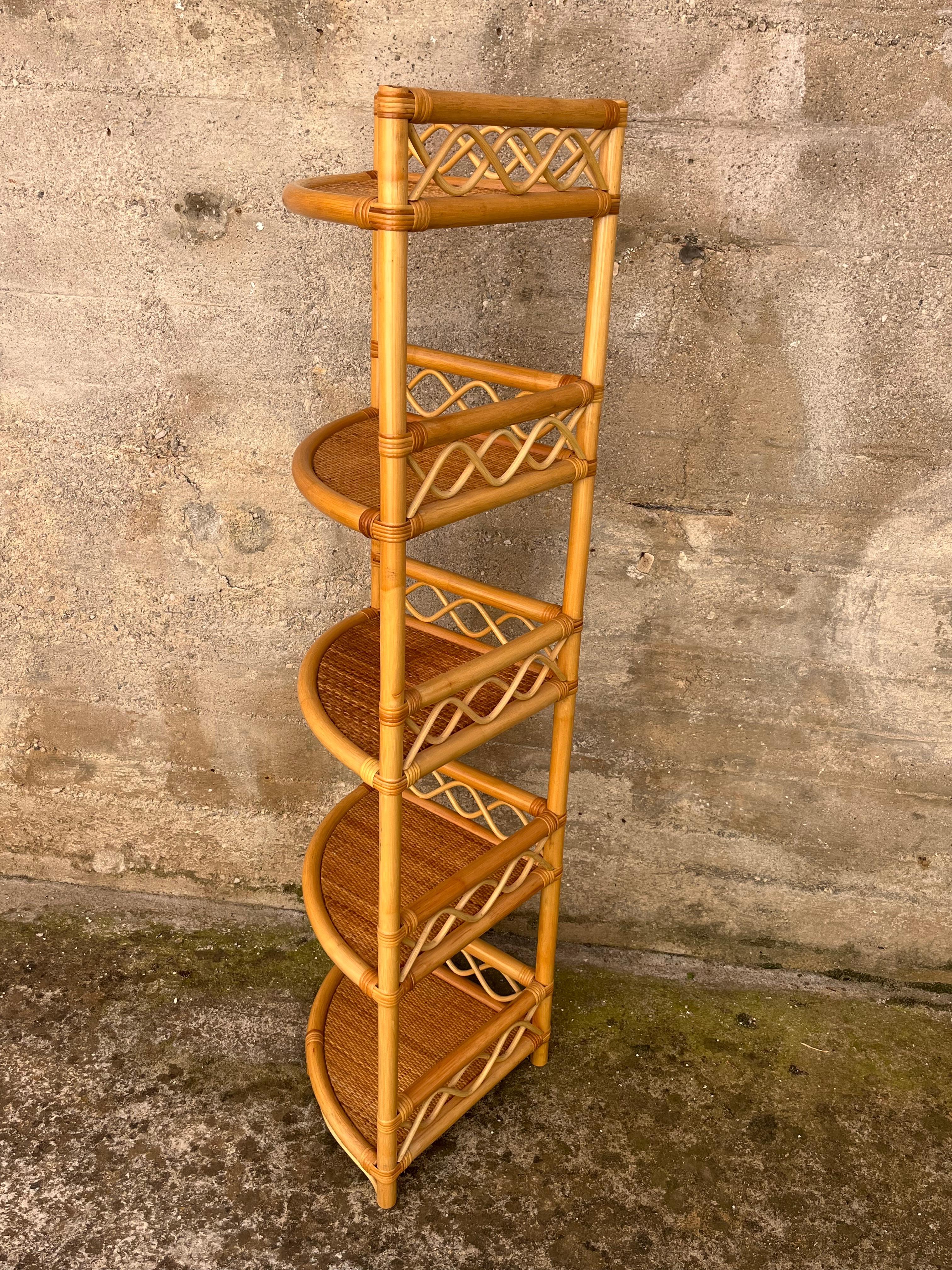 Meuble d'angle à 5 étagères en rotin et bambou, fabriqué en Italie, 1972 en vente 1