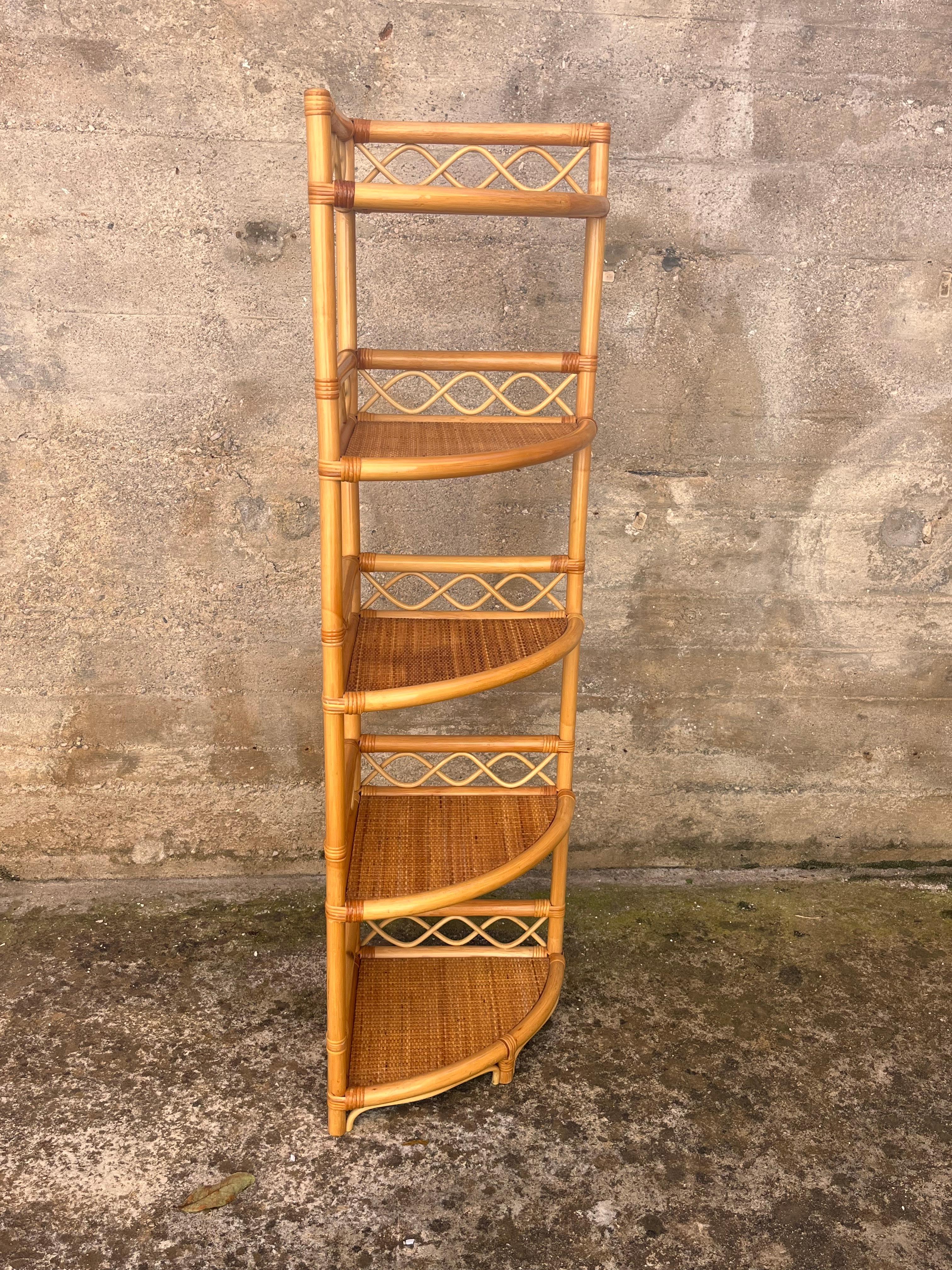 Meuble d'angle à 5 étagères en rotin et bambou, fabriqué en Italie, 1972 en vente 2