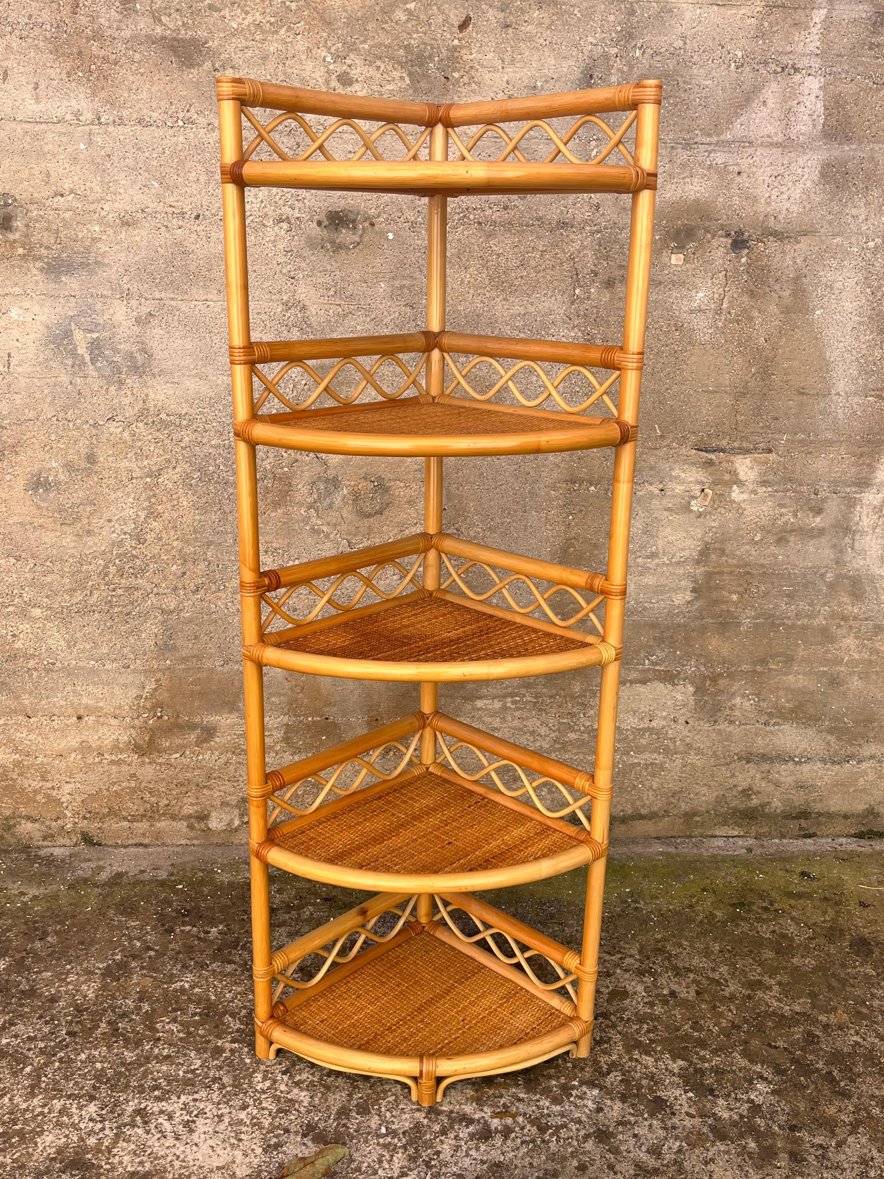 Meuble d'angle à 5 étagères en rotin et bambou, fabriqué en Italie, 1972 en vente 3
