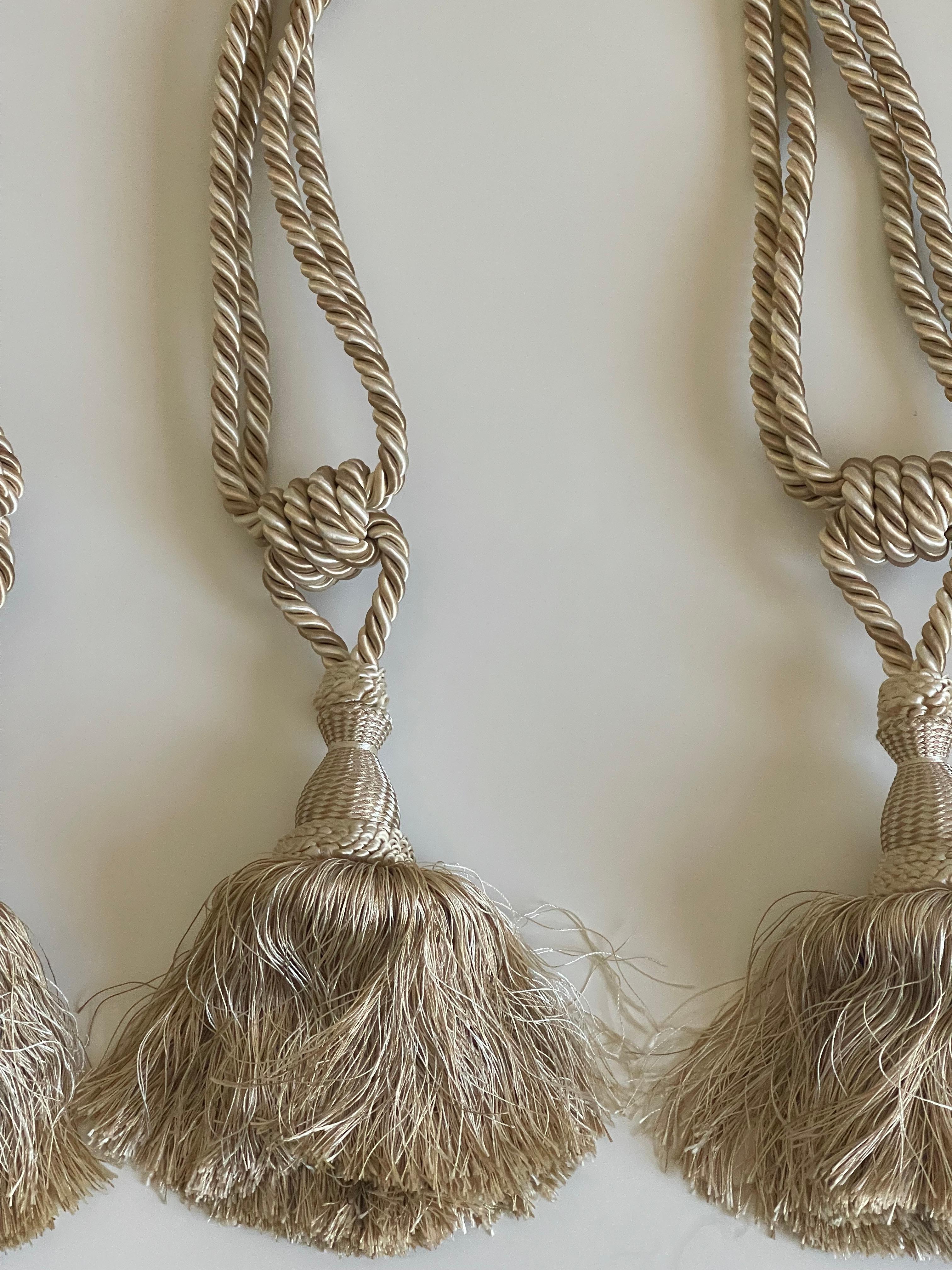 5 Silk Tieback and Tassels In Good Condition For Sale In Boca Raton, FL