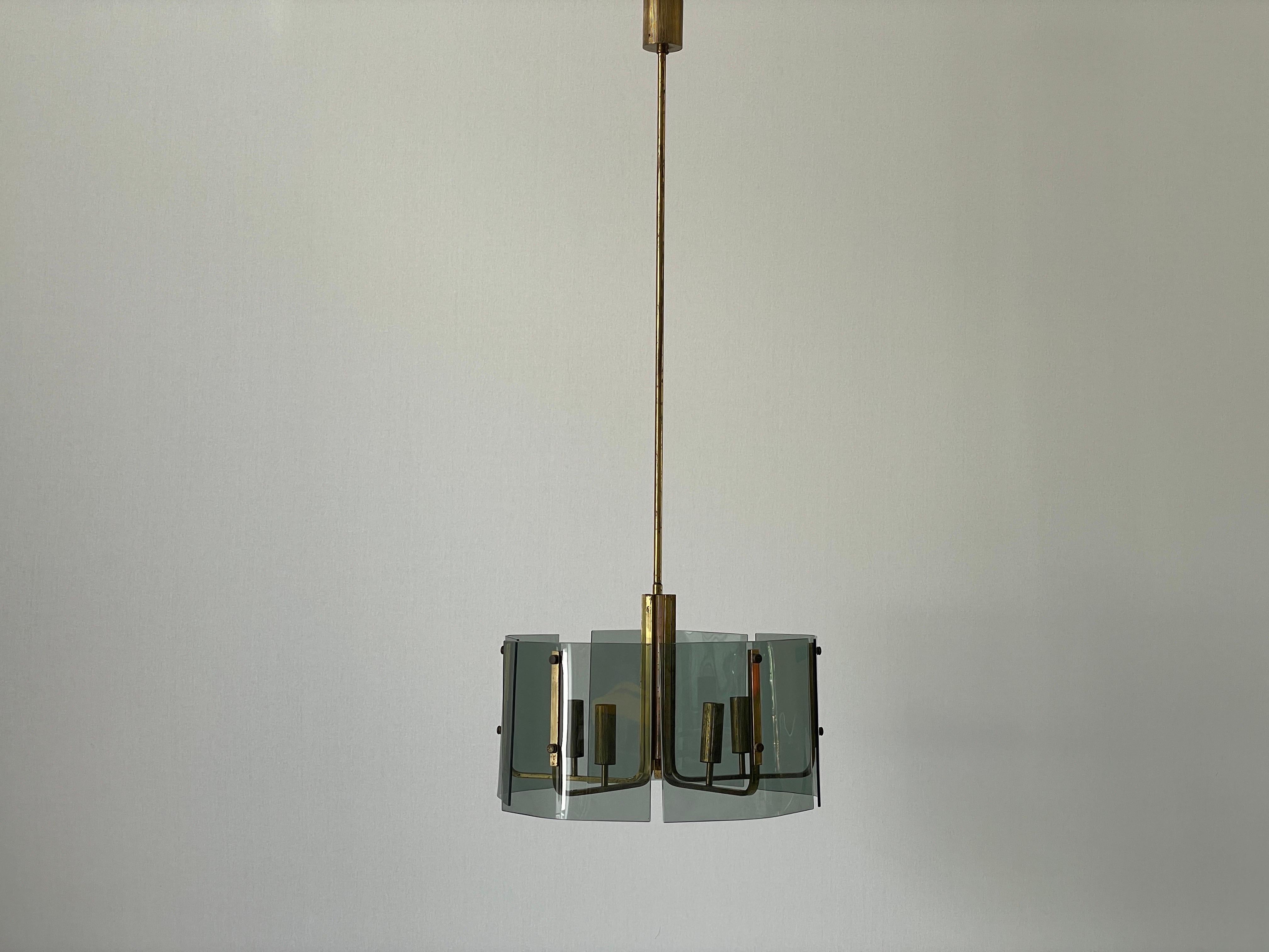 Lámpara de cristal gris de 5 tomas y cuerpo de latón, años 60, Italia

La pantalla está en muy buen estado vintage.

Esta lámpara funciona con 5 bombillas E14. 
Con cable y apto para su uso con 220 V y 110 V para todos los países.

Medidas:

Altura