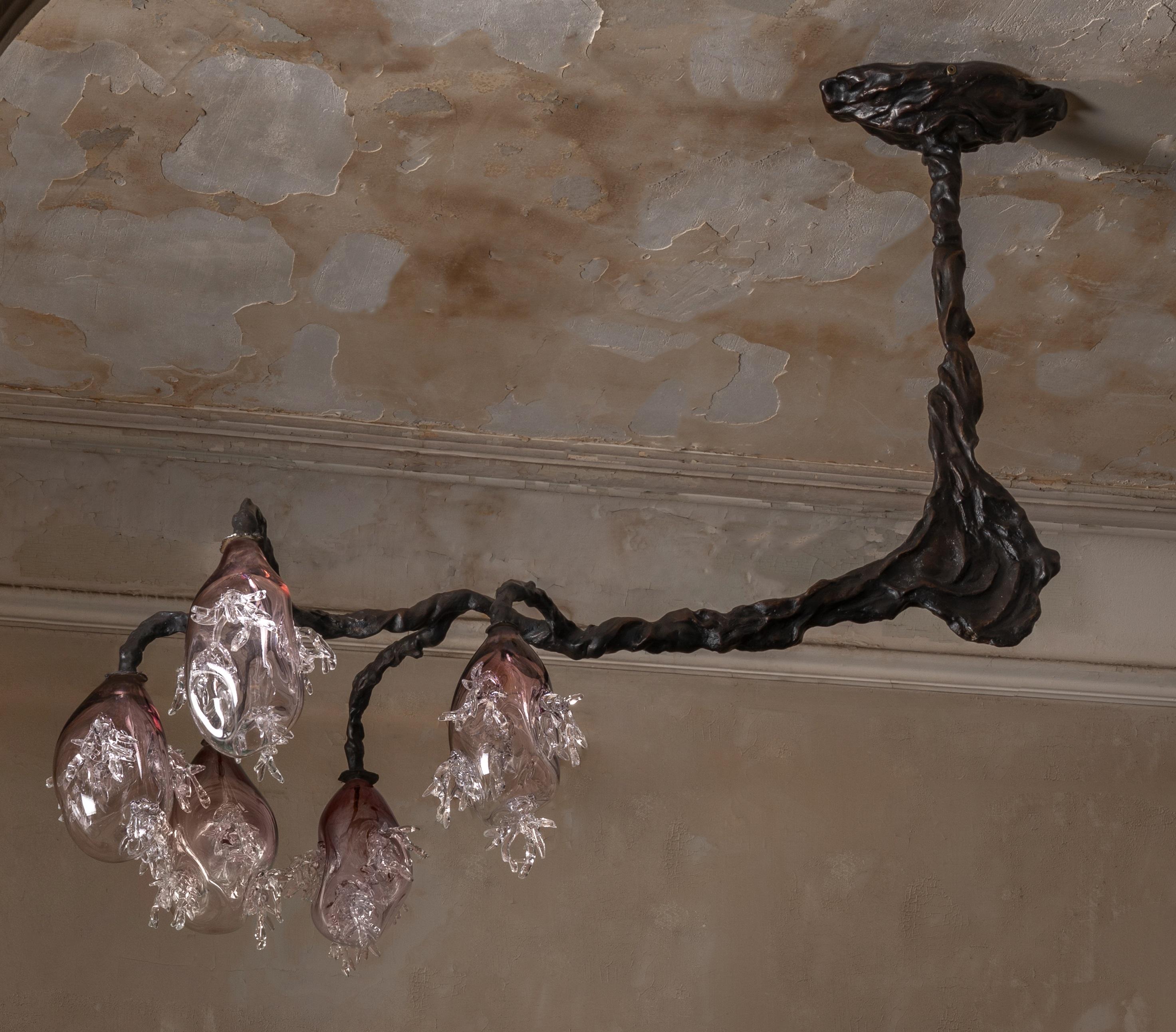 Lampadario 5 sfere in bronzo e vetro colorato soffiato a mano di Emilie Lemardeley
Edizione limitata di 8 pezzi.
Dimensioni: D 65 x L 127 x H 94 cm.
Materiali: Bronzo e vetro soffiato a mano.

Tutte le nostre lampade possono essere cablate a seconda