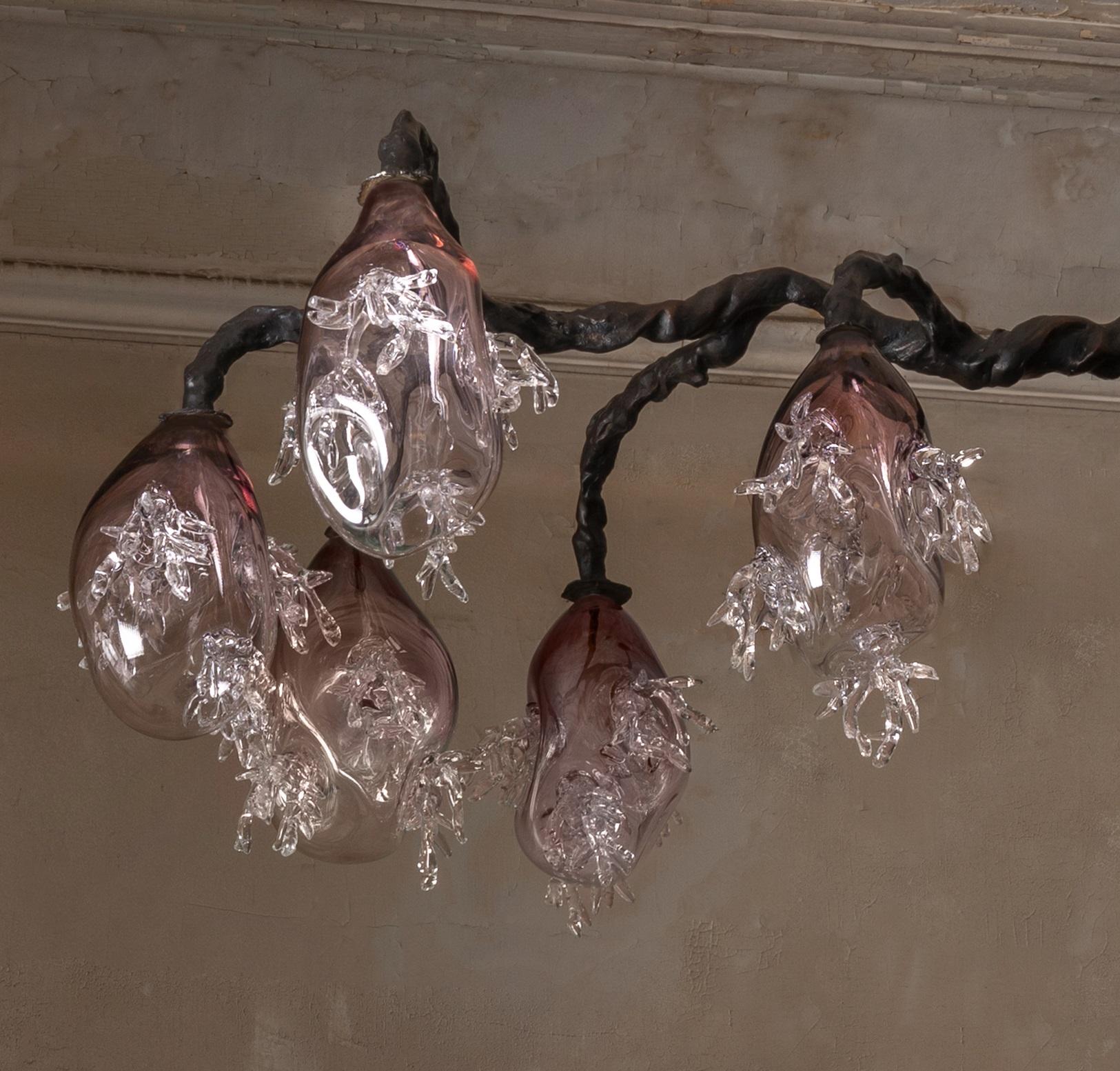 Postmoderno Lampadario 5 sfere in bronzo e vetro colorato soffiato a mano di Emilie Lemardeley in vendita