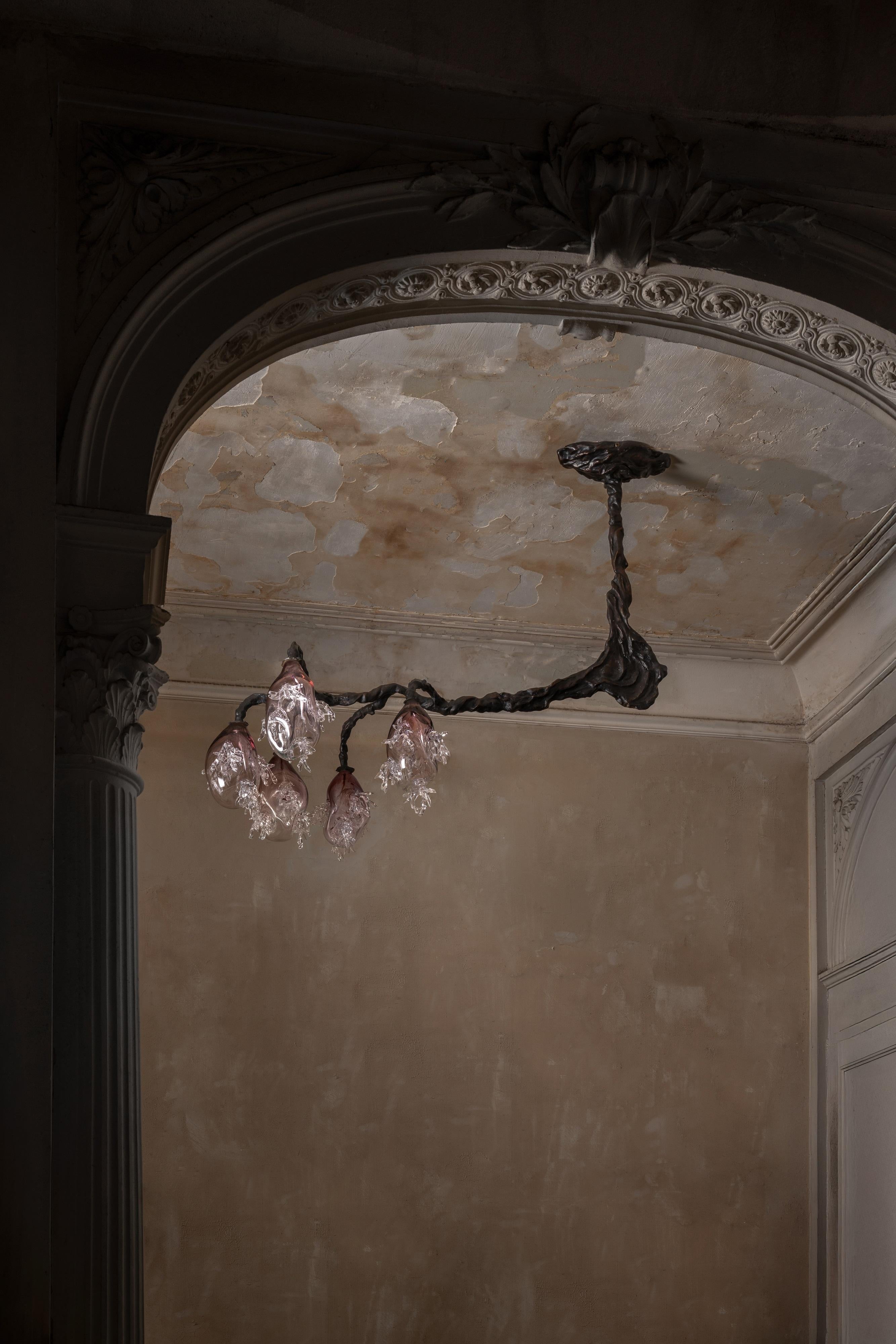 Lampadario 5 sfere in bronzo e vetro colorato soffiato a mano di Emilie Lemardeley In condizioni Nuovo in vendita a Geneve, CH
