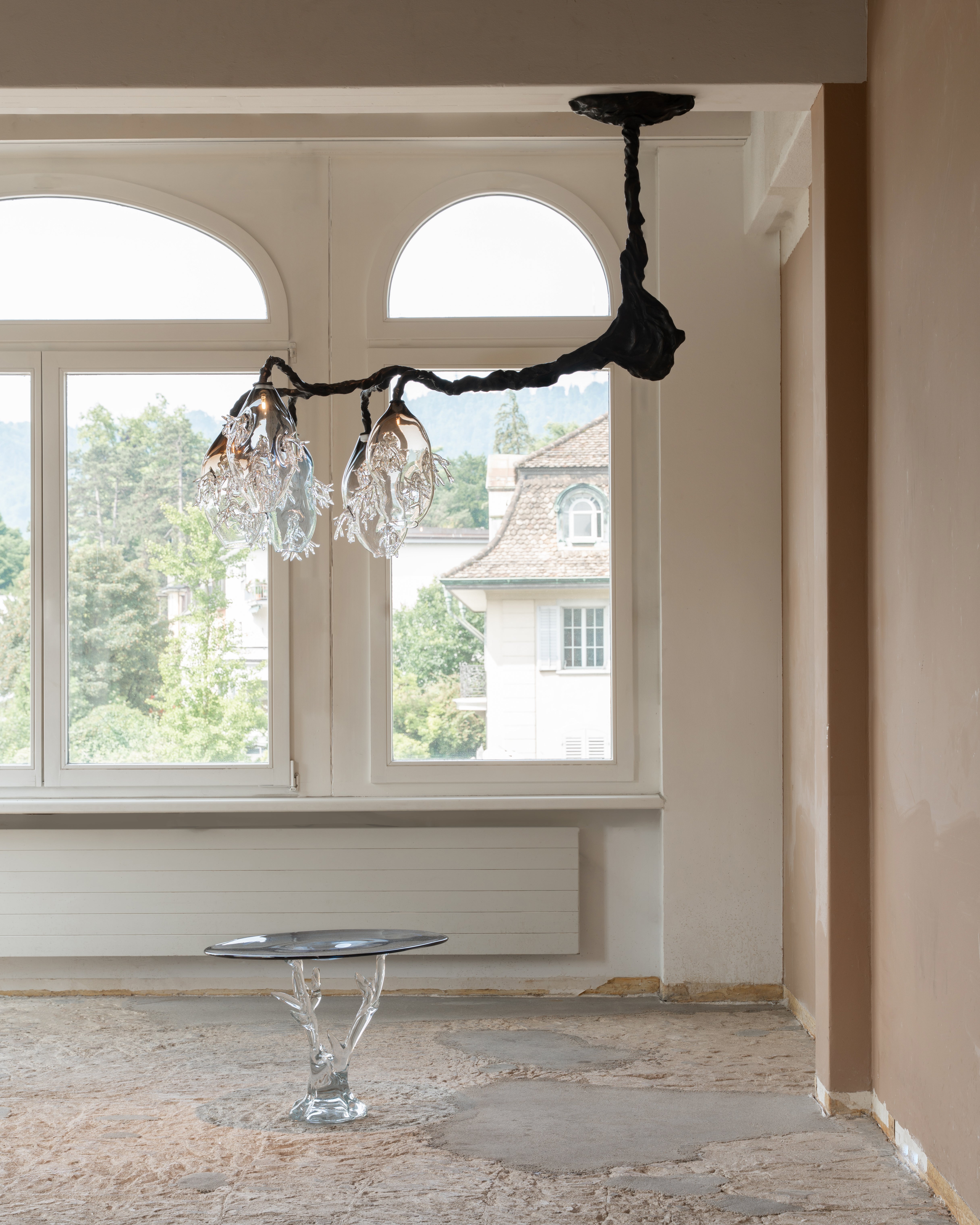 Lampadario 5 sfere in bronzo e vetro colorato soffiato a mano di Emilie Lemardeley