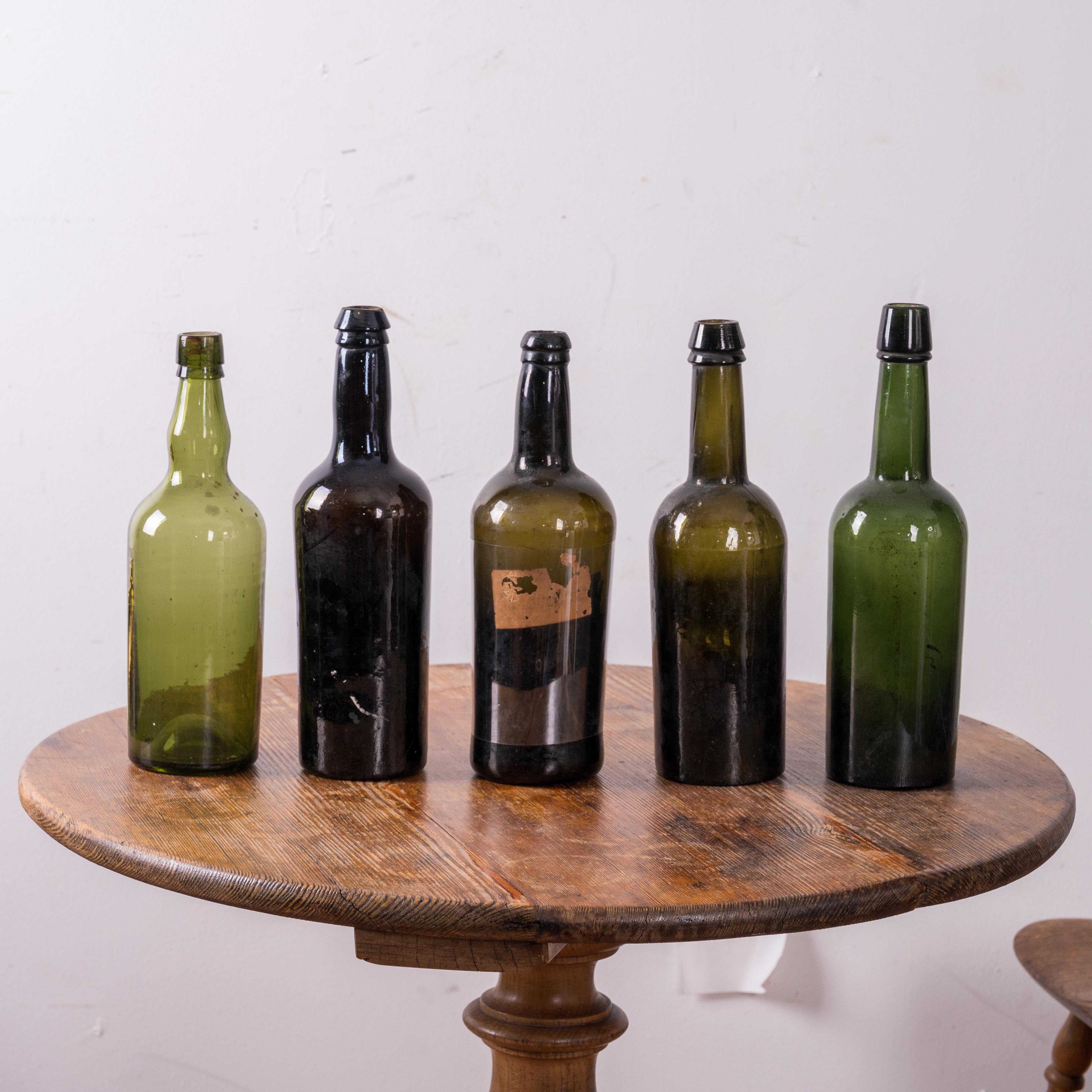 Un gruppo di 5 bottiglie per liquori, circa metà del XIX secolo.
Deacquistata dalla cantina della storica Owen Thomas House, Telfair Museums.

3 pollici di larghezza per 11 pollici e mezzo di altezza

