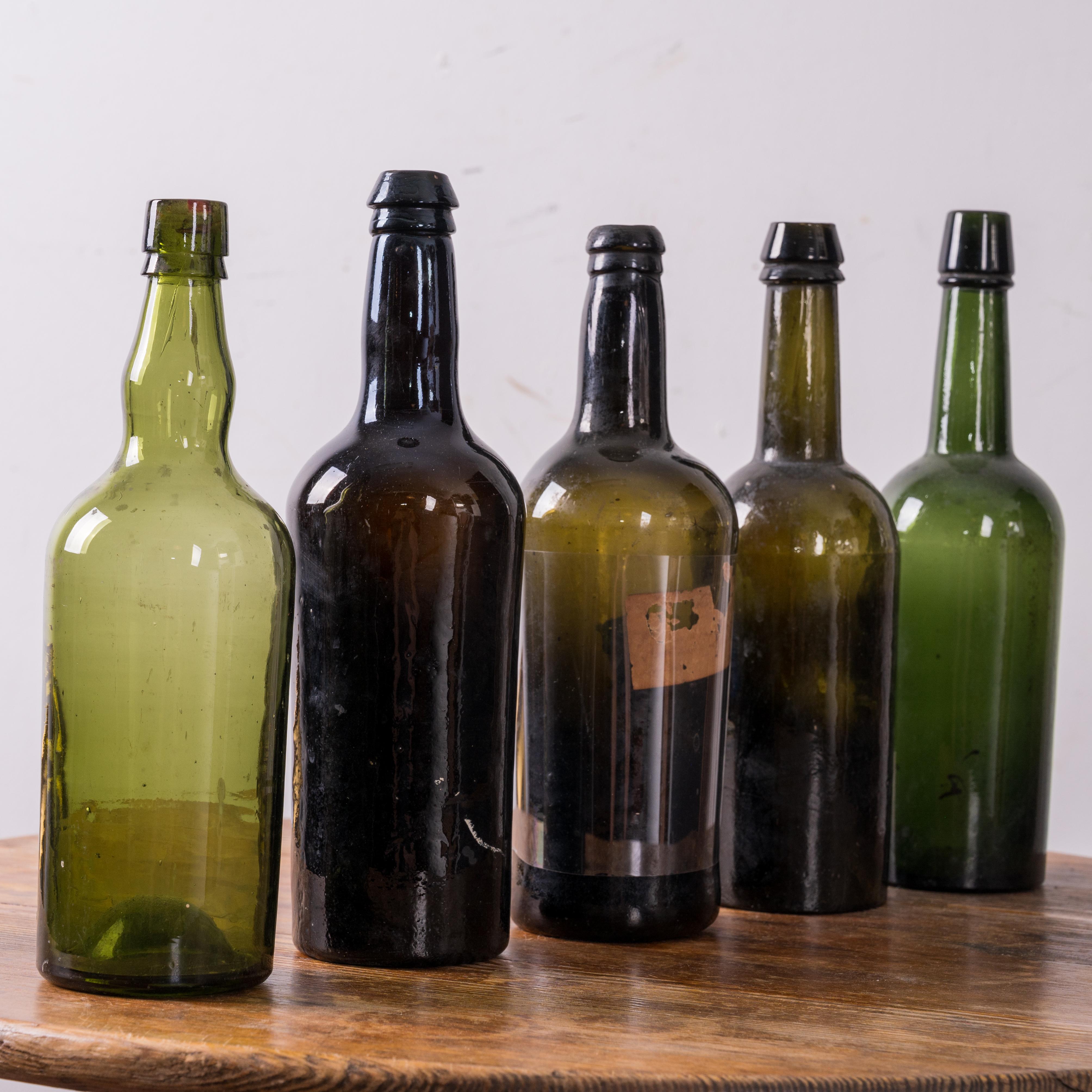 Vetro 5 Bottiglie di liquori, Savannah, Ga Storia, XIX secolo in vendita