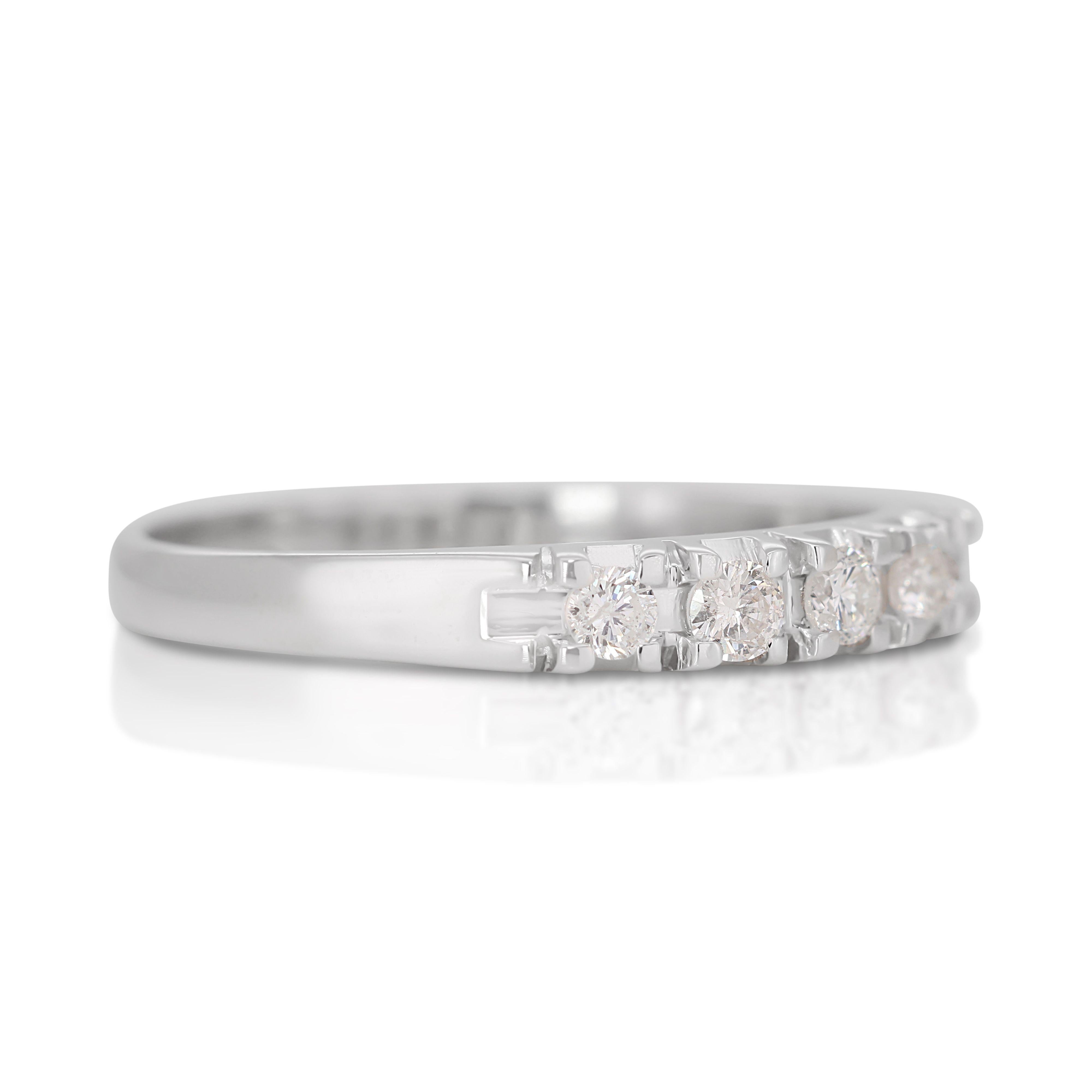 5-stone 0.20ct Diamond Ring in 18K White Gold In Excellent Condition In רמת גן, IL