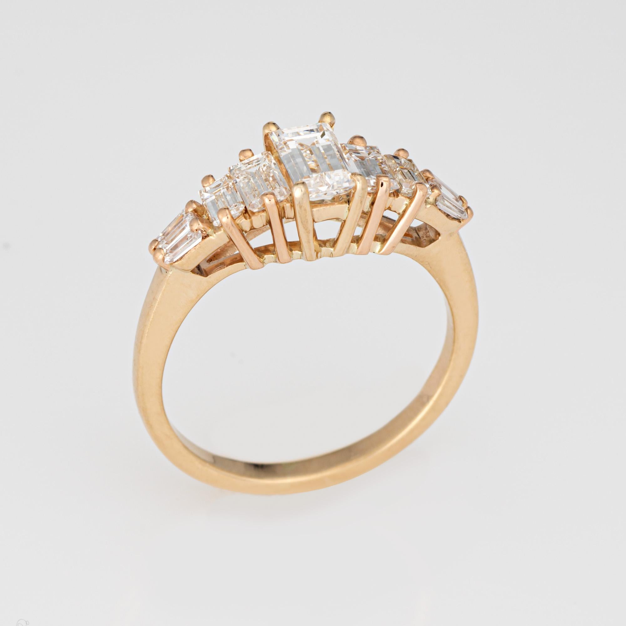 Elegante anello di anniversario con 5 diamanti realizzato in oro giallo 14 carati. 

I diamanti taglio baguette (dritti e affusolati) hanno un totale stimato di 1,40 carati (colore H+I e purezza VS2-SI2).  

Incastonati in forma graduata, gli