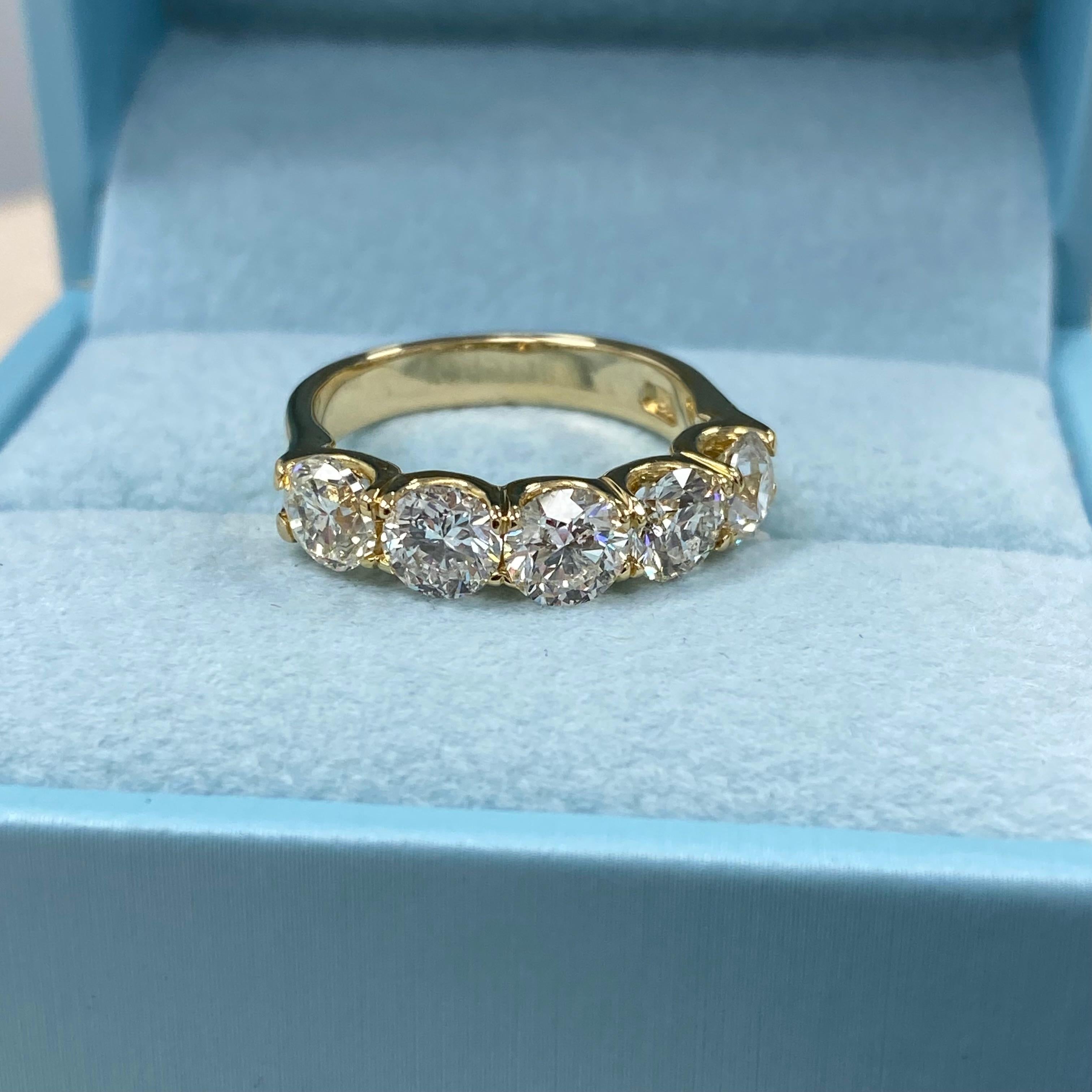 Este impresionante anillo de aniversario de boda presenta cinco diamantes naturales de talla redonda engastados en un sofisticado diseño en forma de U, elaborado en oro amarillo de 14k. Con un peso de 4,4 gramos, esta banda tiene un peso total en