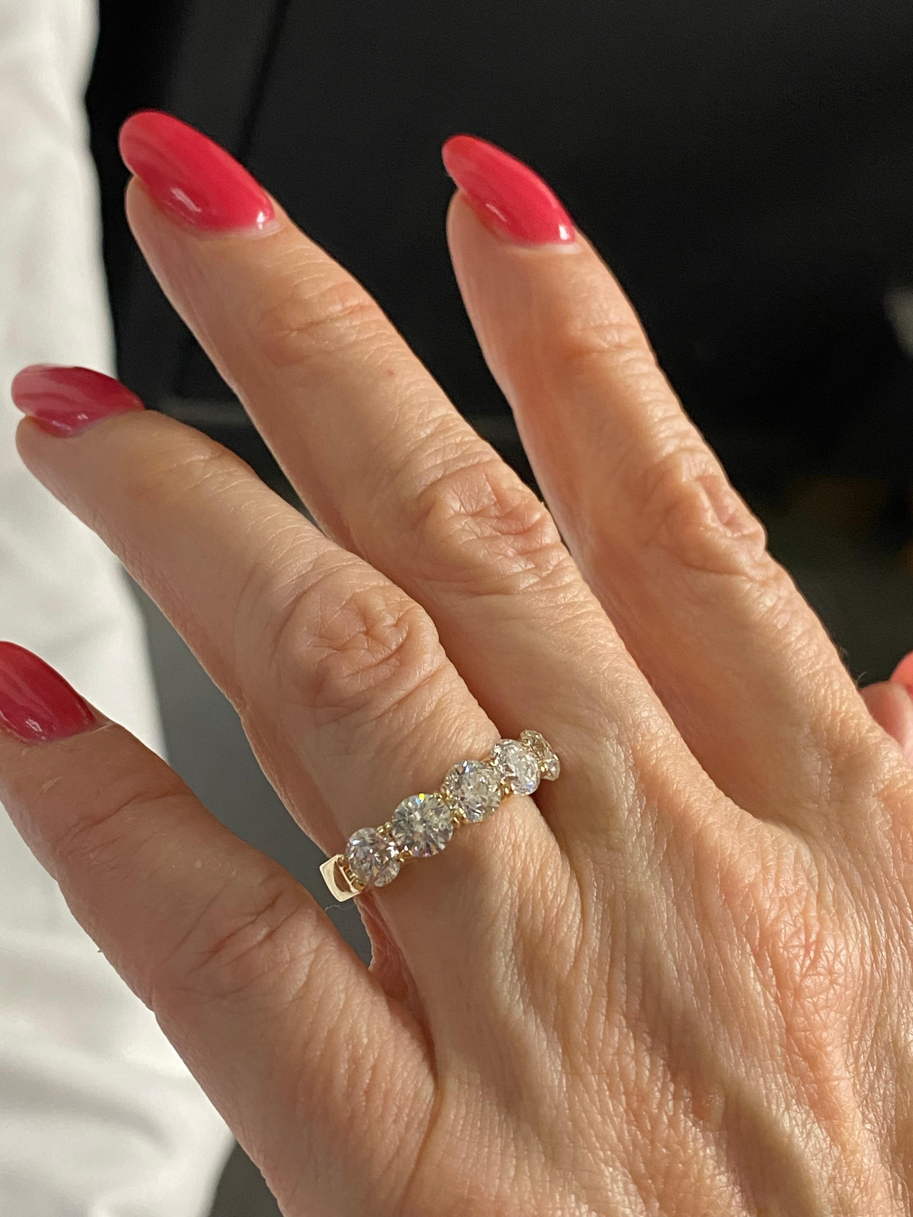 5 Piedras 2.61 Quilates Diamante Corte Redondo Aniversario de Boda Oro Amarillo 14K en Nuevo estado para la venta en New York, NY