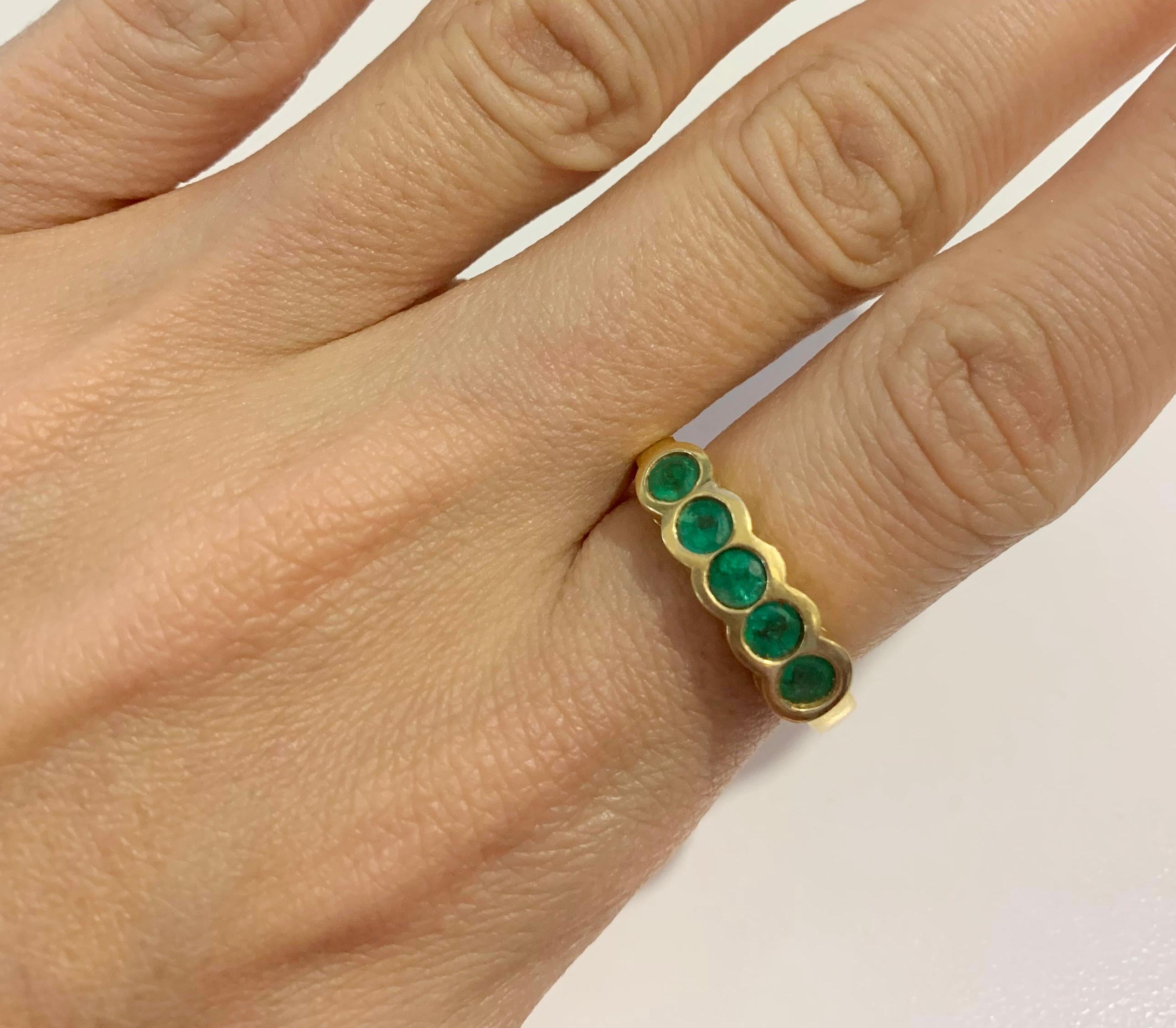 5 Stone Columbian Emerald Ring in Yellow Gold In New Condition For Sale In New York, NY