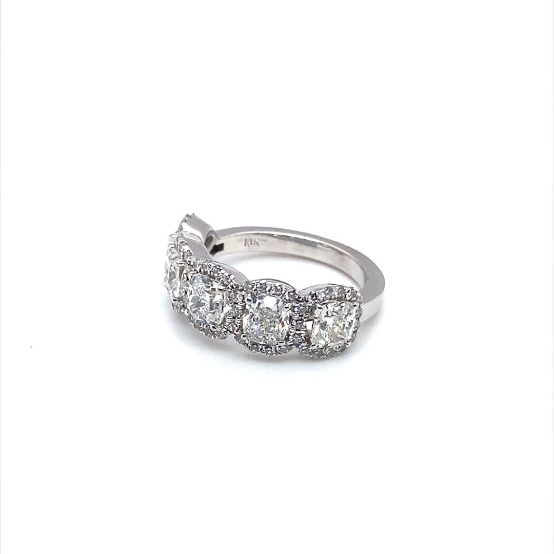 Anello da donna personalizzato con 5 diamanti taglio cuscino incastonati (purezza VS).

2,57 carati di peso totale di tagli a cuscino e .51 carati situati nell'incastonatura francese a 