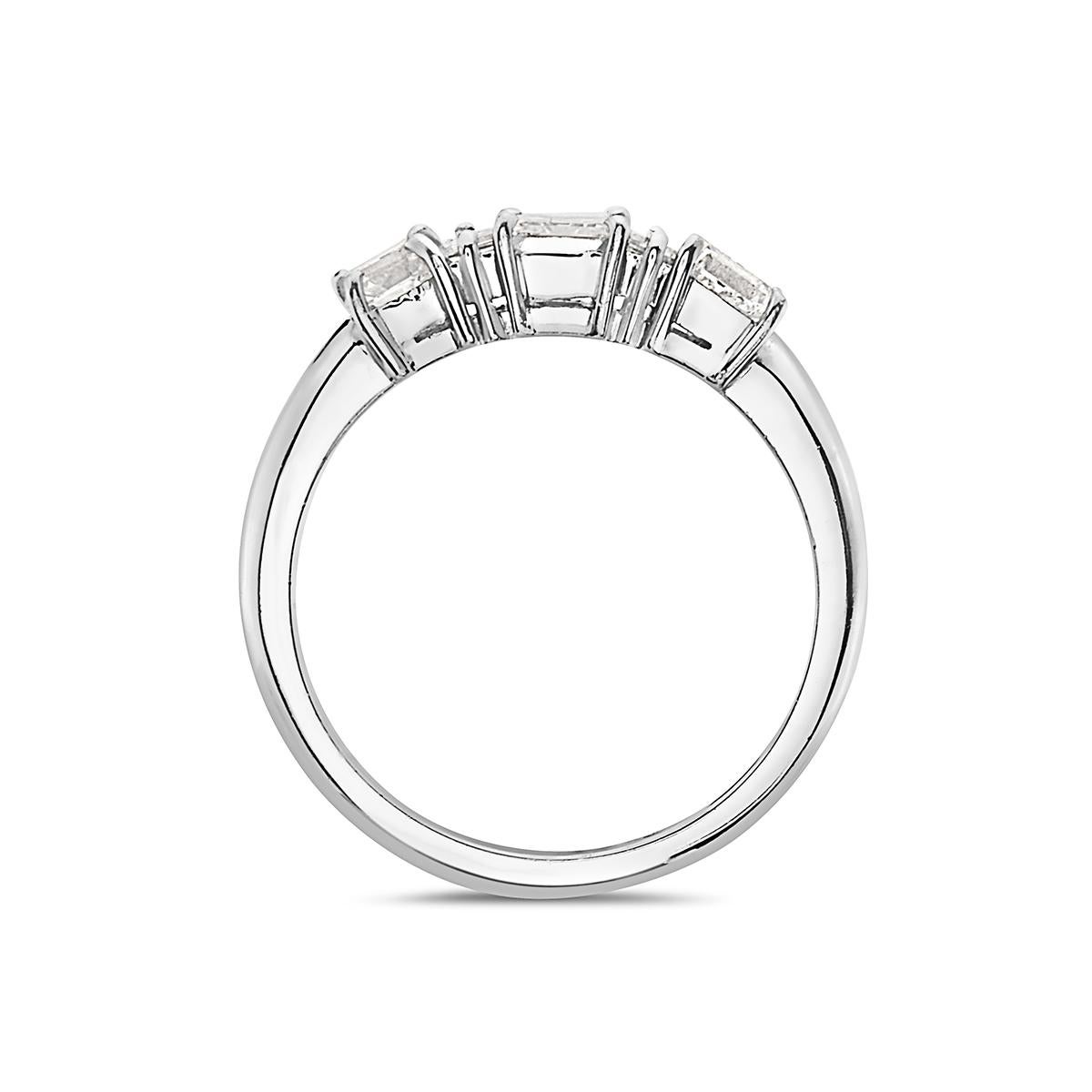Anillo de compromiso de diamantes y platino de 5 piedras Corte esmeralda en venta