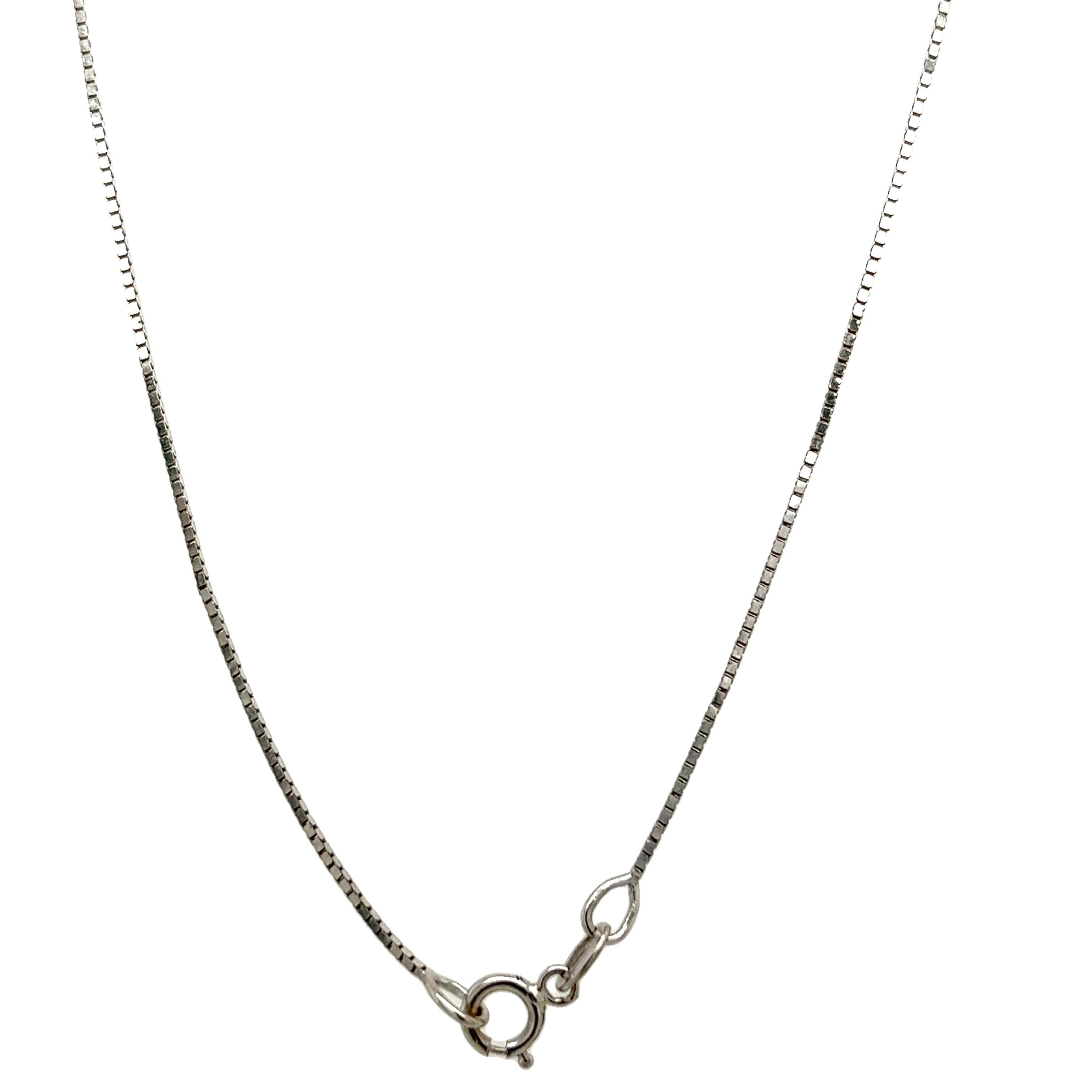 
Questo splendido pendente con diamante è incastonato con 5 diamanti taglio princess per un totale di 0,70 carati in oro bianco 18ct. Il ciondolo è sospeso da una catena in oro bianco 18ct che misura 18 pollici. 

Lunghezza della catena:
