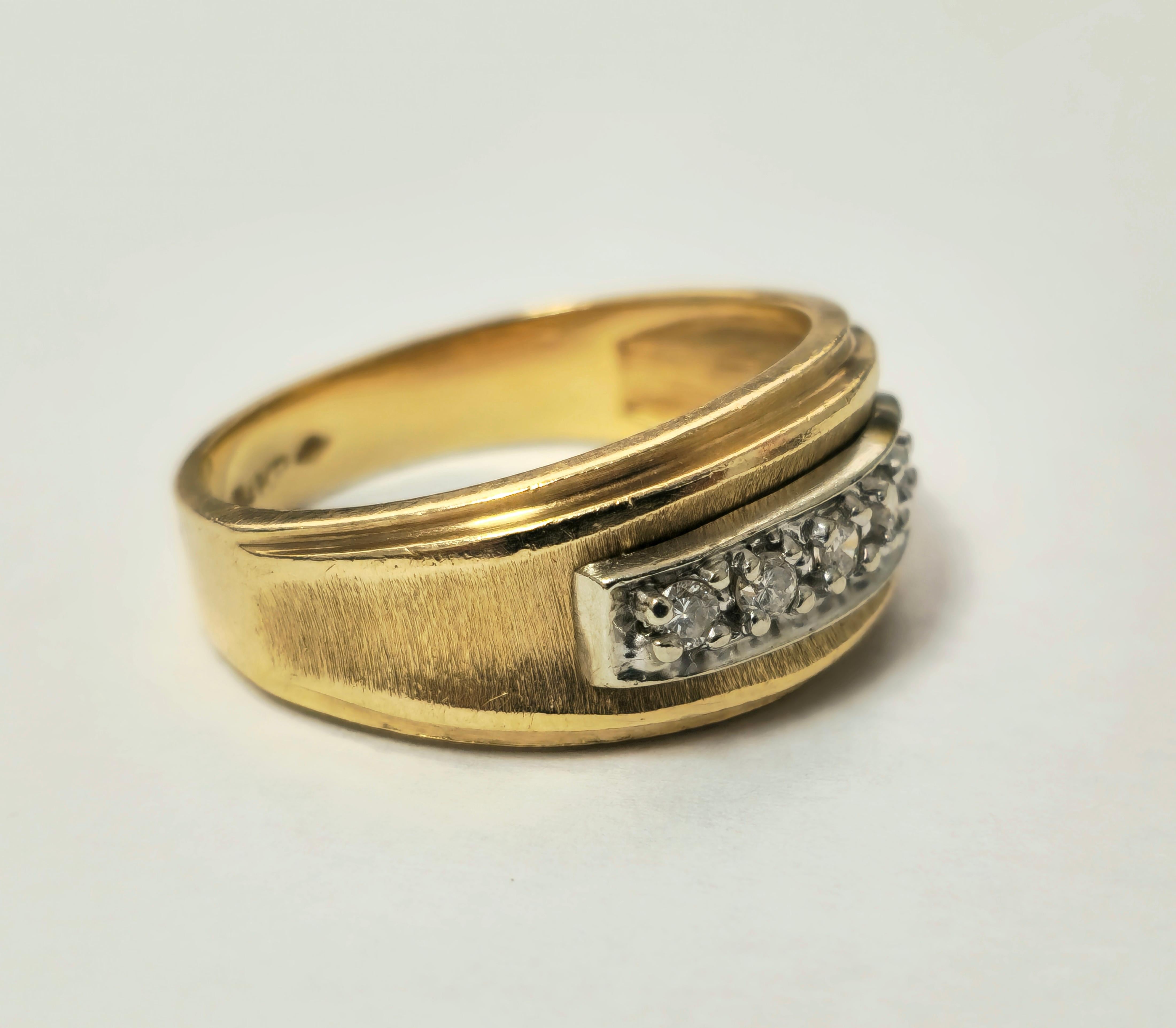 Réalisée en or jaune 14k, cette élégante bague présente un total de 0,35 carats de diamants ronds de taille brillant, d'une pureté VS-SI et d'une couleur G pour un éclat éblouissant. Toutes les pierres étant 100% naturelles, sa beauté intemporelle