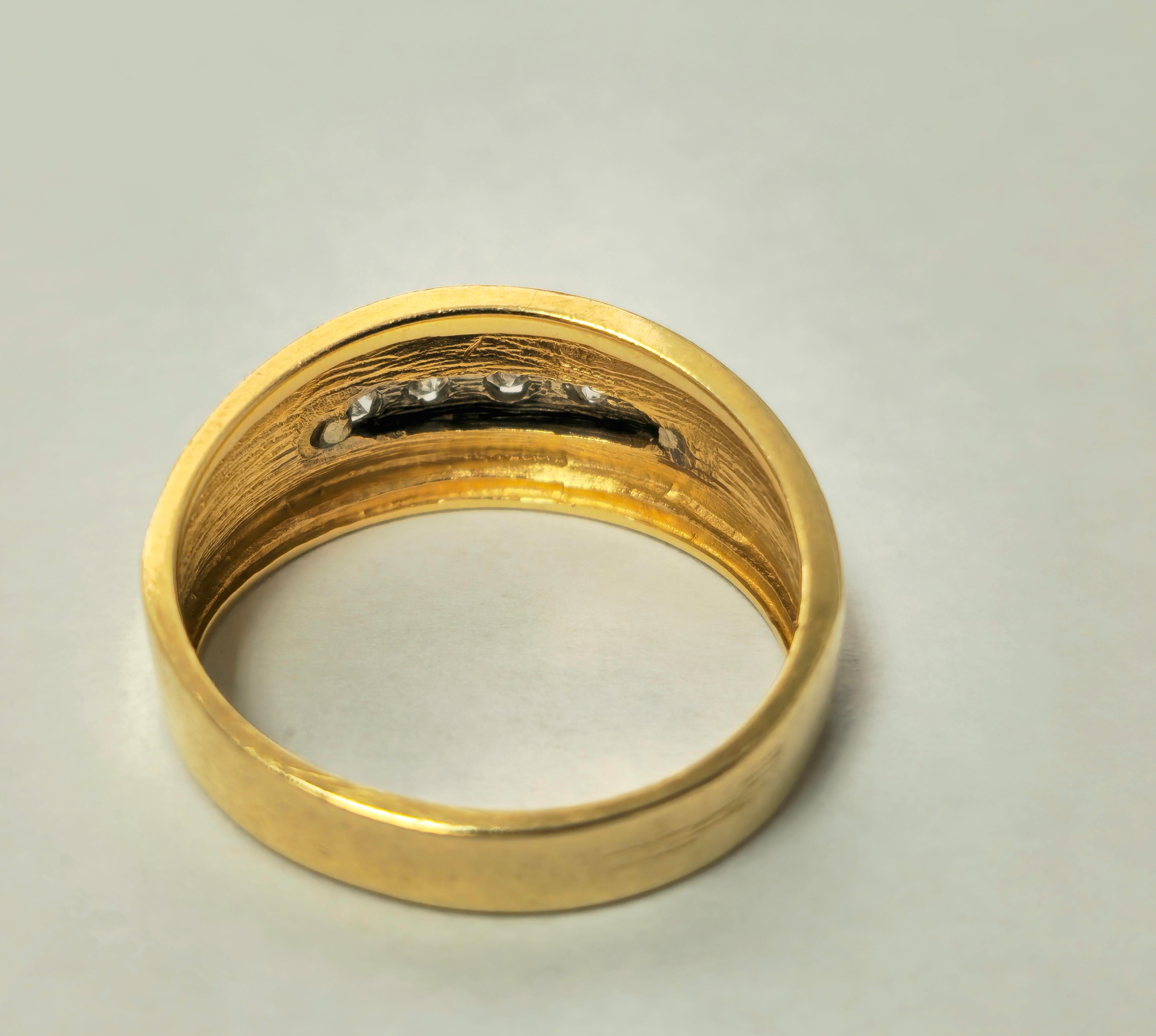 Taille brillant Bague de fiançailles à 5 pierres en or jaune 14 carats.  en vente