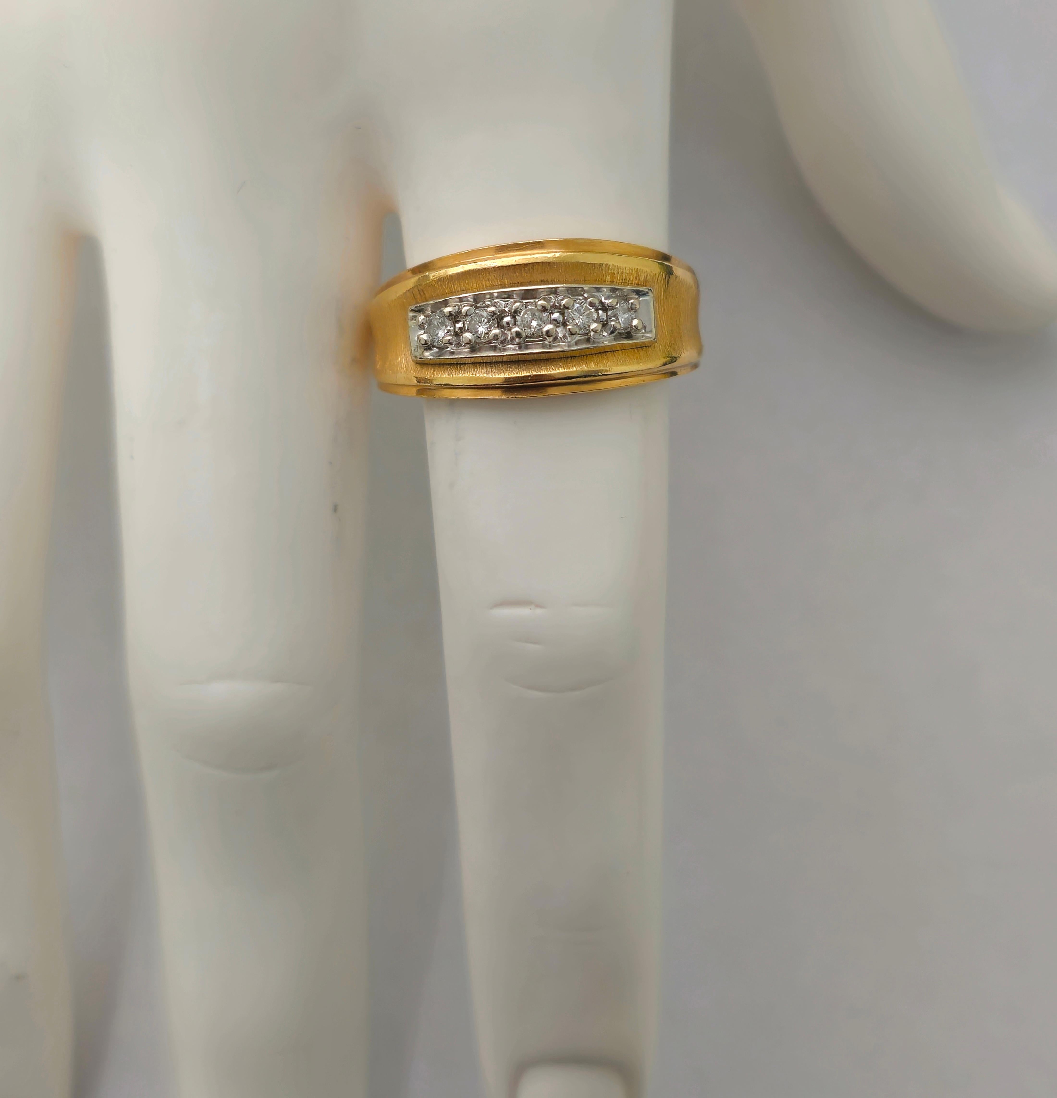 5 Stone Diamond Engagement Ring in 14k yellow gold.  In Excellent Condition For Sale In Miami, FL